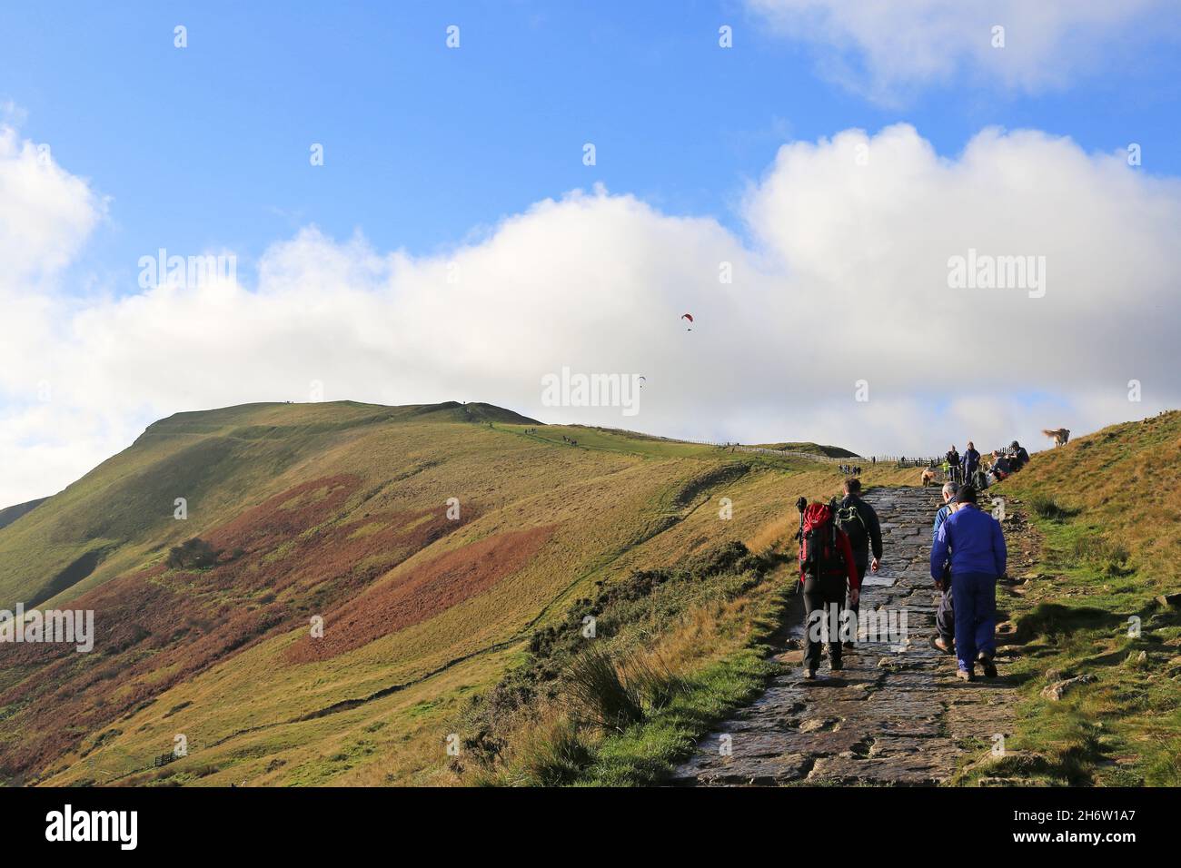 Approche de MAM Tor de Great Ridge, Castleton, Hope Valley, High Peak, Derbyshire,East Midlands, Angleterre, Grande-Bretagne, Royaume-Uni, Europe Banque D'Images