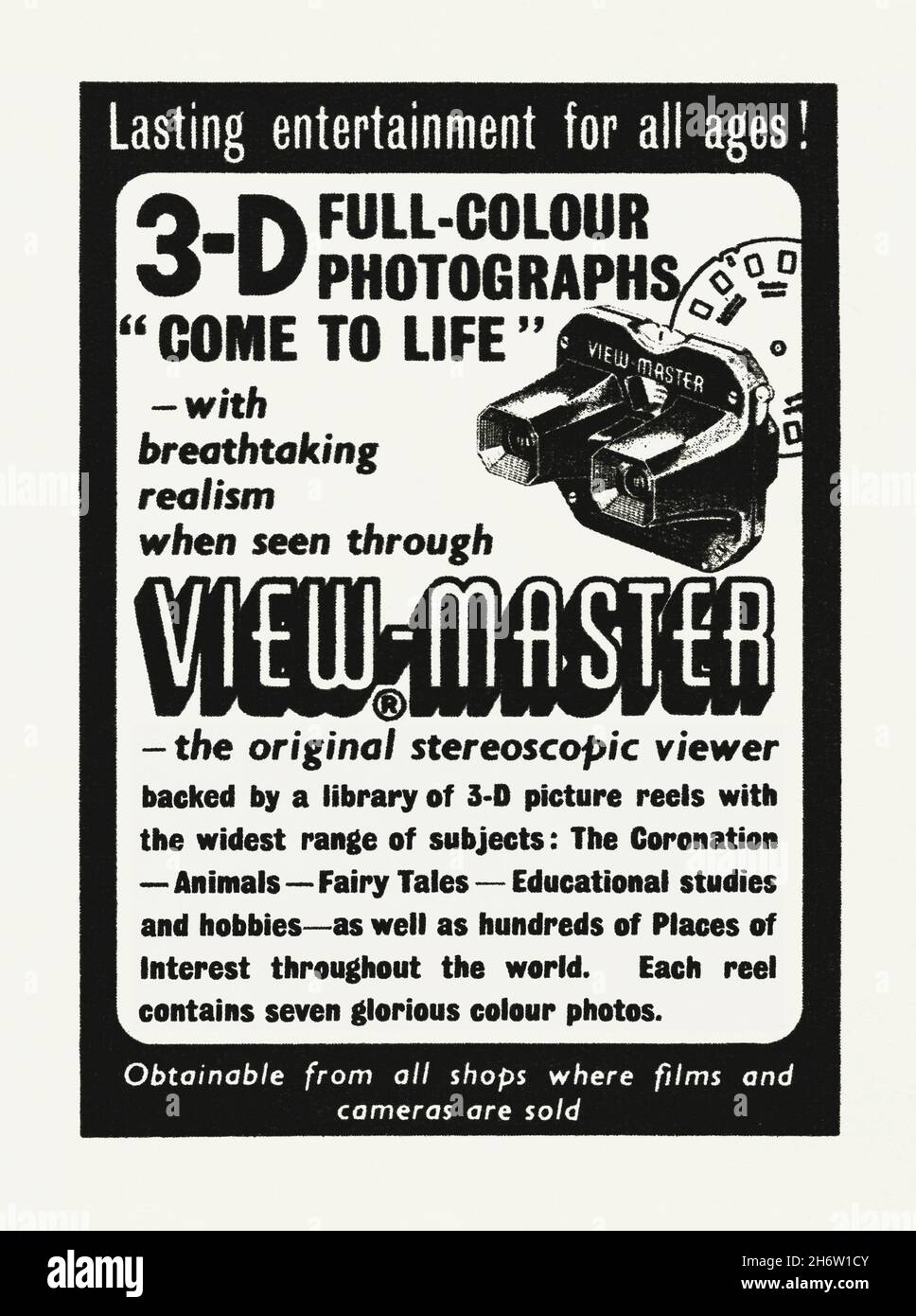 Une petite publicité des années 1950 pour un visualiseur stéréoscopique View-Master 3-D.La publicité est apparue dans un magazine publié au Royaume-Uni en octobre 1955.La publicité explique avec le spectateur des photographies ‘prennent vie’.View-Master est le nom de marque d'une gamme de stéréoscopes de format spécial et de disques en carton fin View-Master 'reels' contenant sept paires stéréoscopiques 3-D de petites transparents de couleur.Il a été fabriqué et vendu à l'origine par Sawyer's.Les vues de voyage prédominaient dans les premières bobines.La plupart des bobines View-Master sont destinées aux enfants – des graphismes vintage des années 1950 à usage éditorial. Banque D'Images