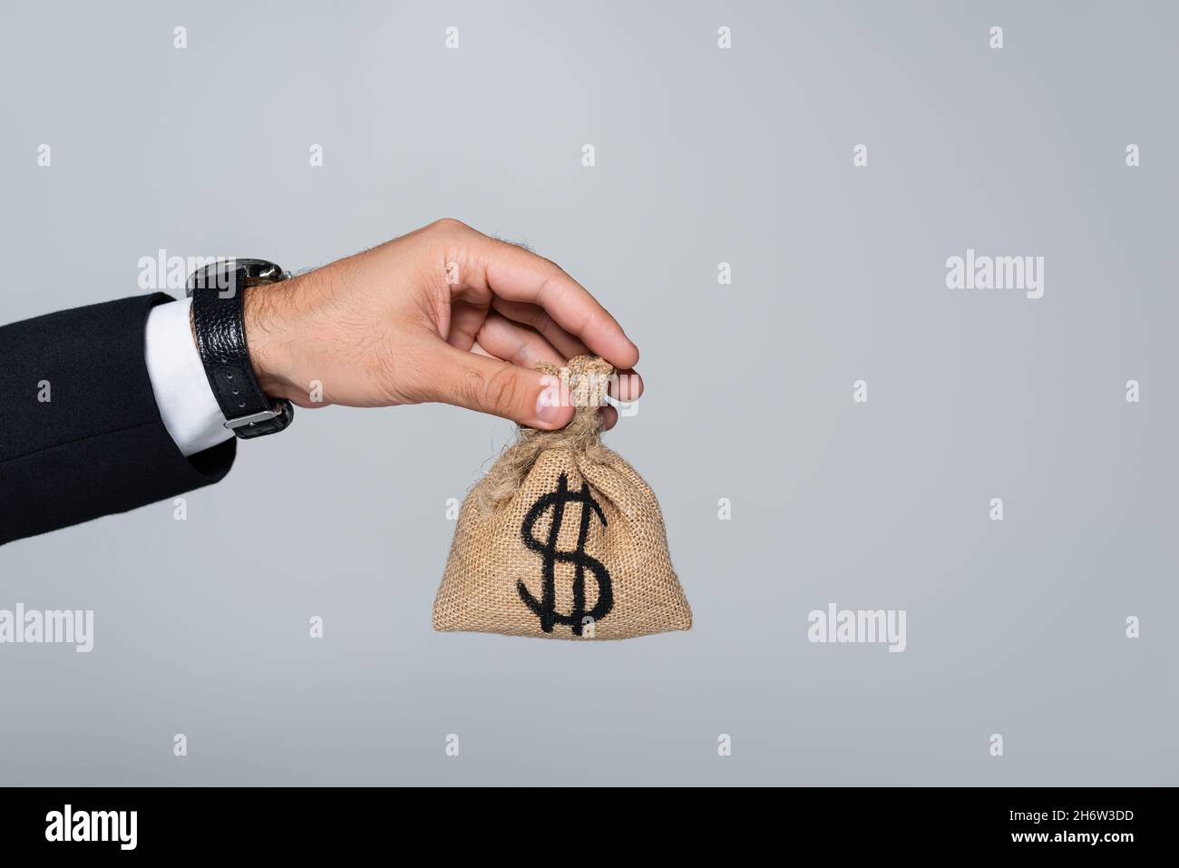 vue courte d'un homme tenant un sac d'argent avec un signe dollar isolé sur le gris Banque D'Images