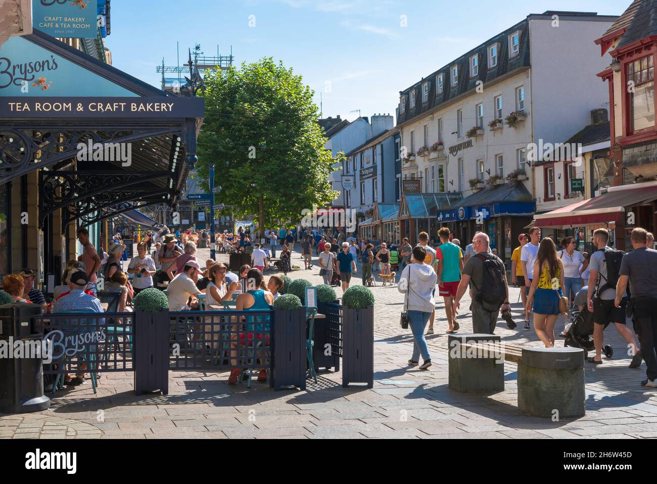 Keswick Cumbria, vue sur une journée d'été de personnes shopping ou de détente aux tables de café dans la rue principale, Keswick, Cumbria, Angleterre, Royaume-Uni Banque D'Images