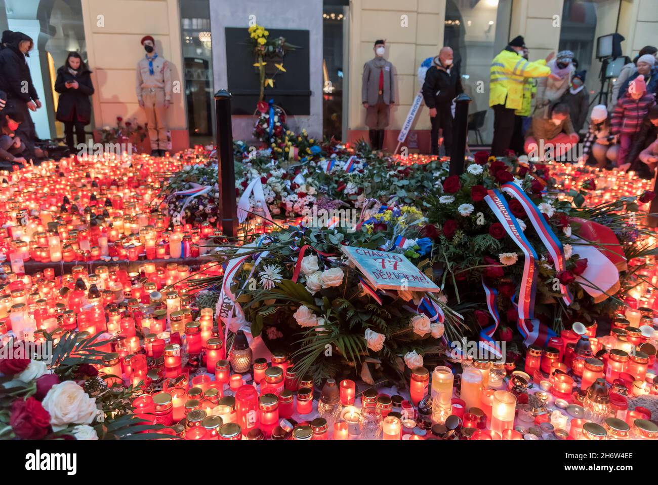 Prague, République tchèque.17 novembre 2021.Bougies allumées et couronnes vues au mémorial de la Révolution de velours à Prague.malgré le fait qu'il y a plus de 22,000 individus positifs testés par jour sur le covid-19, les gens se sont rassemblés dans le centre de Prague pour commémorer le 32e anniversaire de la Révolution de velours de 1989.Crédit : SOPA Images Limited/Alamy Live News Banque D'Images