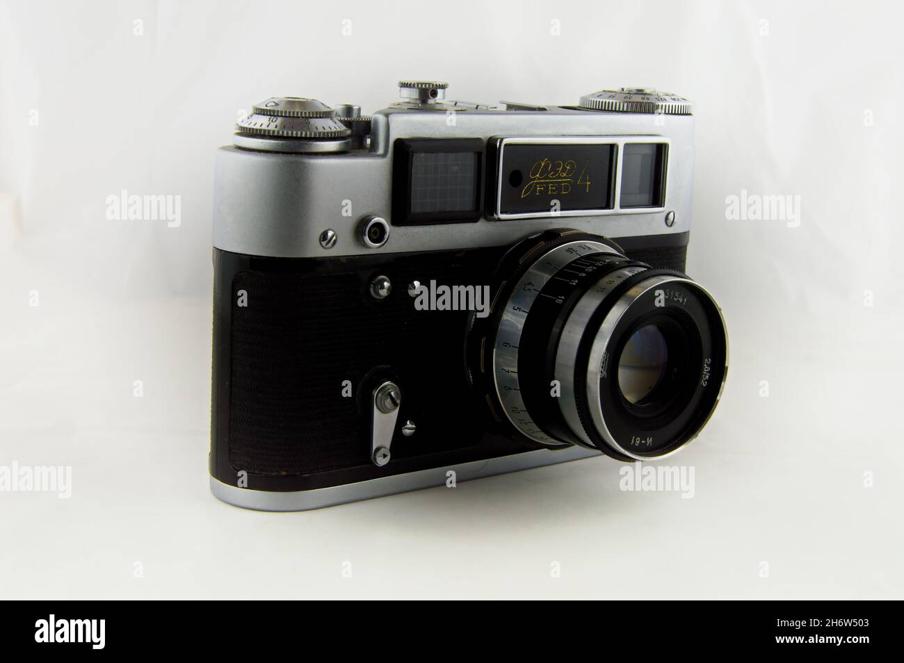 Appareil photo Rangefinder FED 4 sur fond blanc Banque D'Images