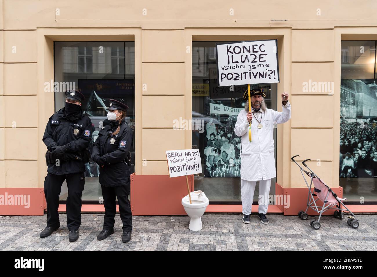 Prague, République tchèque.17 novembre 2021.La police portant des masques protecteurs se tient près de l'homme tenant une bannière avec le texte "fin des illusions, nous sommes tous positifs" pendant la commémoration de la Révolution de velours à Prague.malgré le fait qu'il y a plus de 22,000 personnes covid-19 positives testées par jour,Les gens se sont rassemblés dans le centre de Prague pour commémorer le 32e anniversaire de la Révolution de velours de 1989.(Photo de Tomas Tkachik/SOPA Images/Sipa USA) crédit: SIPA USA/Alay Live News Banque D'Images