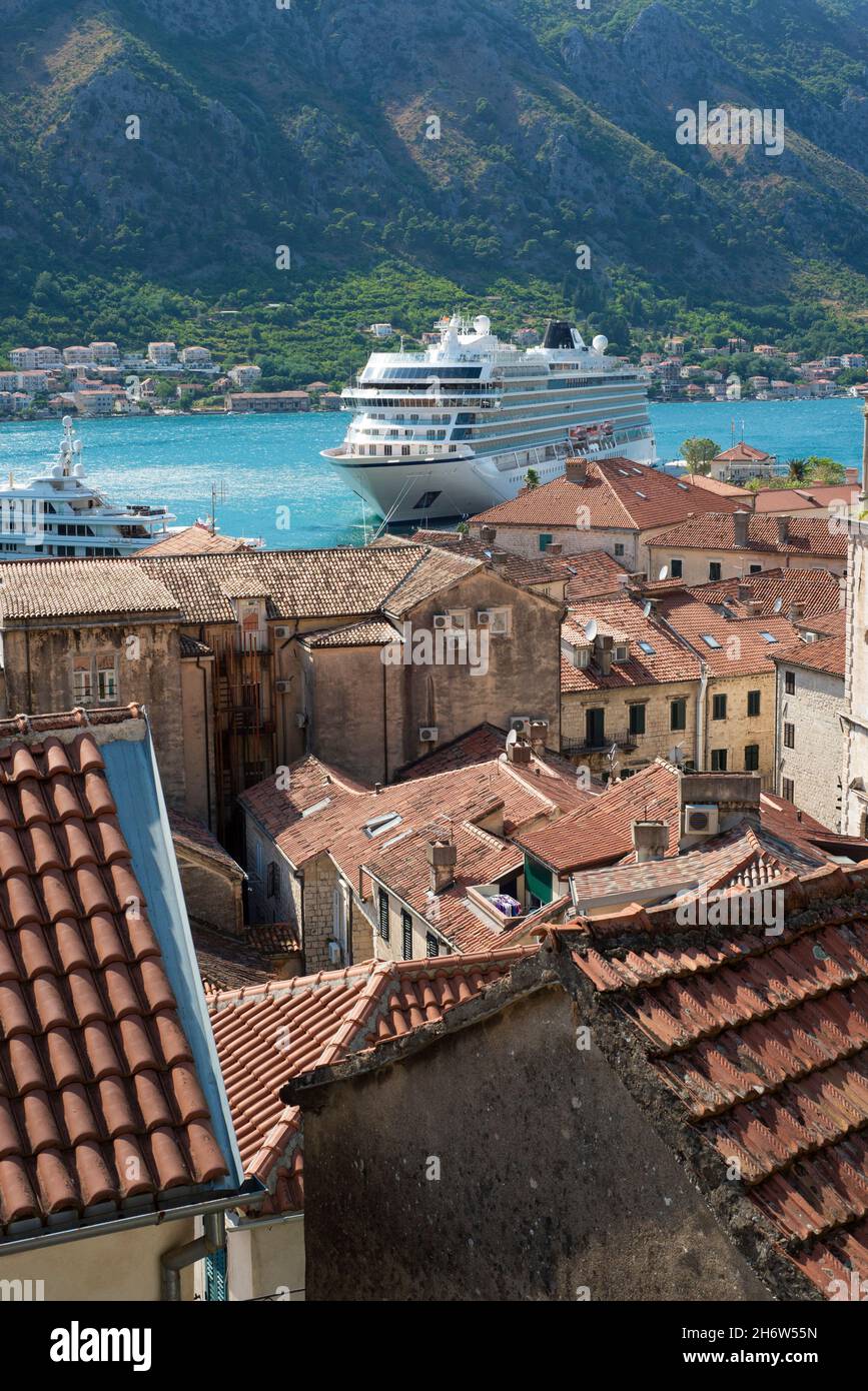 Vue sur Kotor et la baie et un bateau de croisière amarré au terminal passagers, premier navire après le verrouillage - Kotor, Monténégro - image exclusive Banque D'Images Vue sur Kotor et la baie et un bateau de croisière amarré au terminal passagers, premier navire après le verrouillage - Kotor, Monténégro - image exclusive Banque D'Images