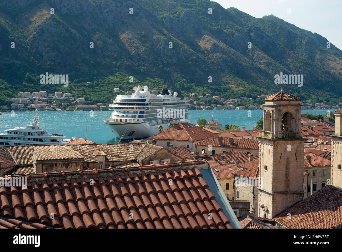 Vue sur Kotor et la baie et un bateau de croisière amarré au terminal passagers, premier navire après le verrouillage - Kotor, Monténégro - image exclusive Banque D'Images Vue sur Kotor et la baie et un bateau de croisière amarré au terminal passagers, premier navire après le verrouillage - Kotor, Monténégro - image exclusive Banque D'Images