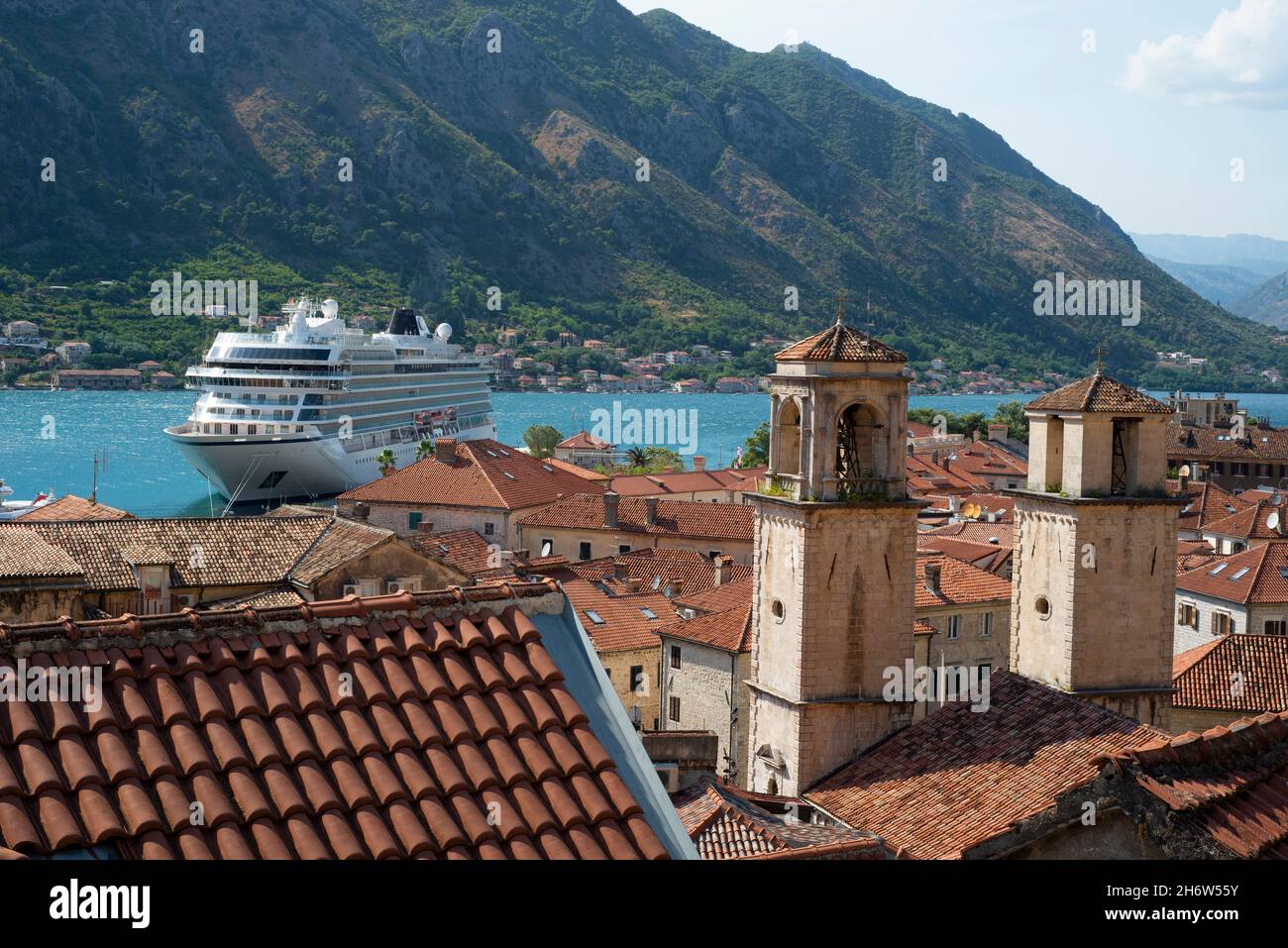 Vue sur Kotor et la baie et un bateau de croisière amarré au terminal passagers, premier navire après le verrouillage - Kotor, Monténégro - image exclusive Banque D'Images Vue sur Kotor et la baie et un bateau de croisière amarré au terminal passagers, premier navire après le verrouillage - Kotor, Monténégro - image exclusive Banque D'Images