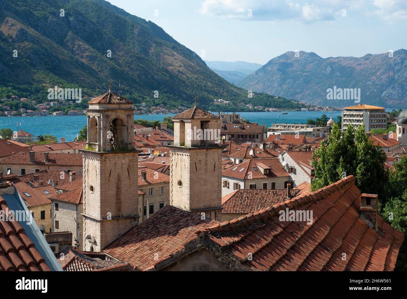 Vue sur Kotor et la baie et un bateau de croisière amarré au terminal passagers, premier navire après le verrouillage - Kotor, Monténégro - image exclusive Banque D'Images Vue sur Kotor et la baie et un bateau de croisière amarré au terminal passagers, premier navire après le verrouillage - Kotor, Monténégro - image exclusive Banque D'Images