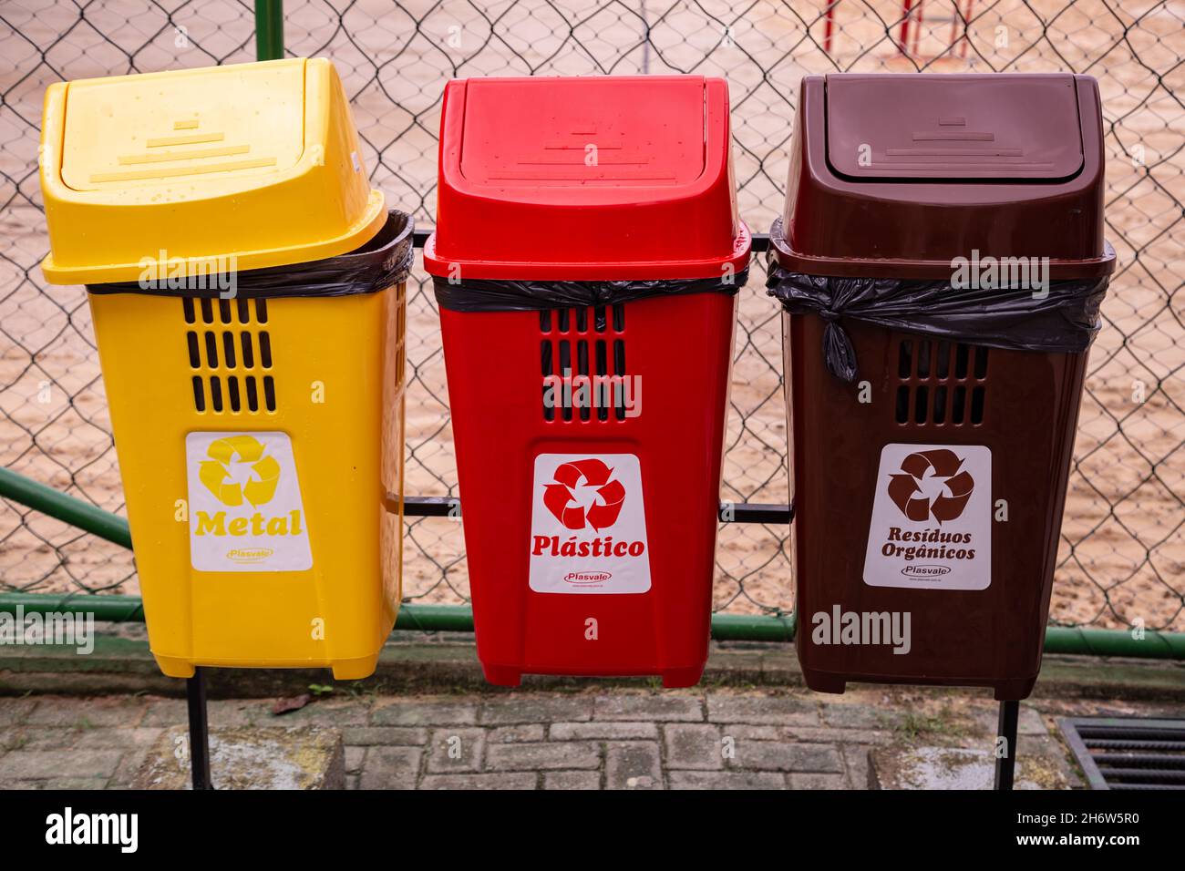 Goias, Brésil – 13 novembre 2021 : bacs colorés pour collecte et recyclage séparés.Bacs de différentes couleurs pour la collection de mater de recyclage Banque D'Images