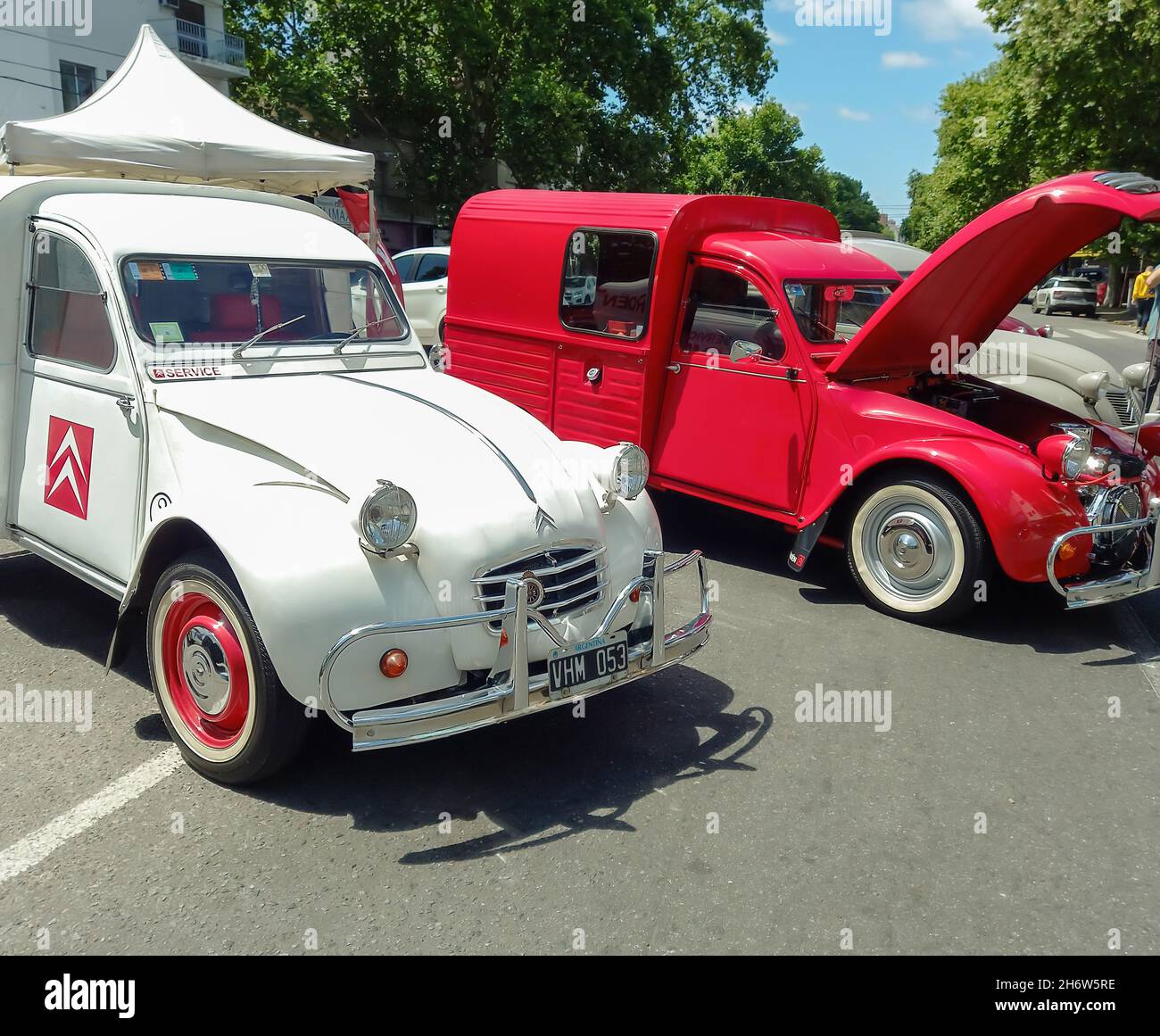 BUENOS AIRES, ARGENTINE - 08 novembre 2021 : prise de vue de deux anciennes camionnettes 3CV Citroën 1960-1979.Expo Warnes 2021 : salon de la voiture classique.CopySpace. Banque D'Images