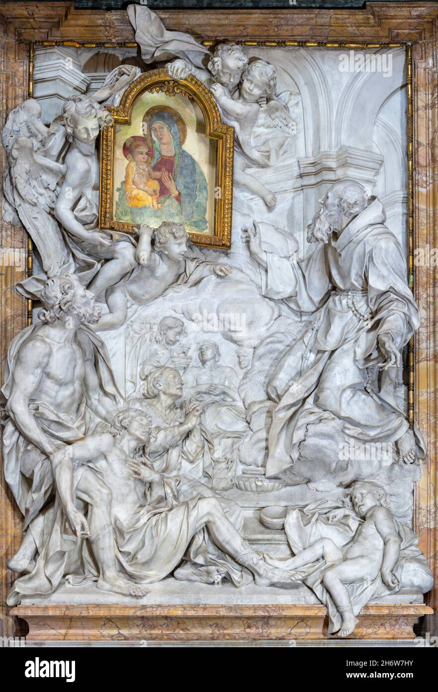 ROME, ITALIE - 28 AOÛT 2021 : le relief en marbre Saint François de Paola et Madonna dei Miracoli fresque (1400) dans l'église Sant Giacomo à Augusta Banque D'Images