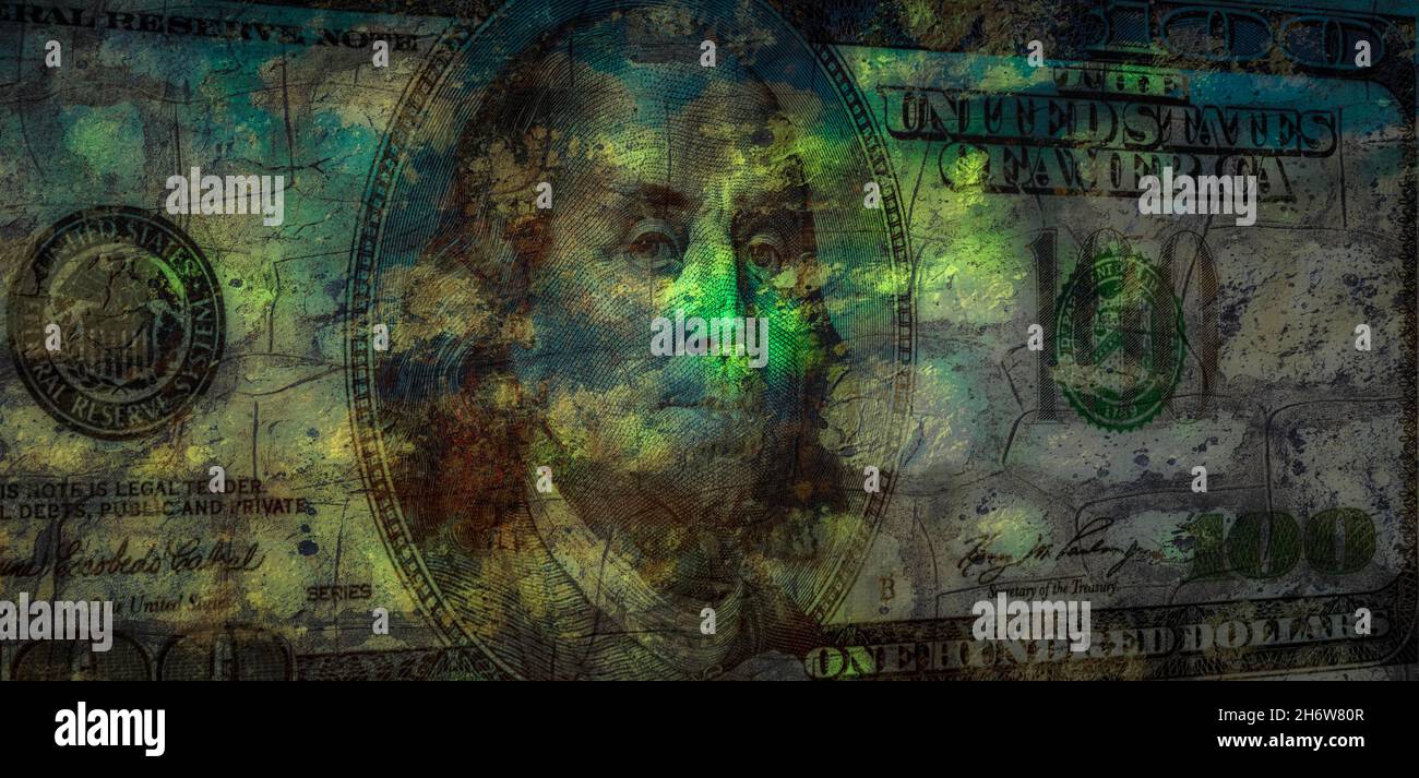 Un billet de cent dollars avec une vieille texture et des taches vertes déchirées, collage. Banque D'Images