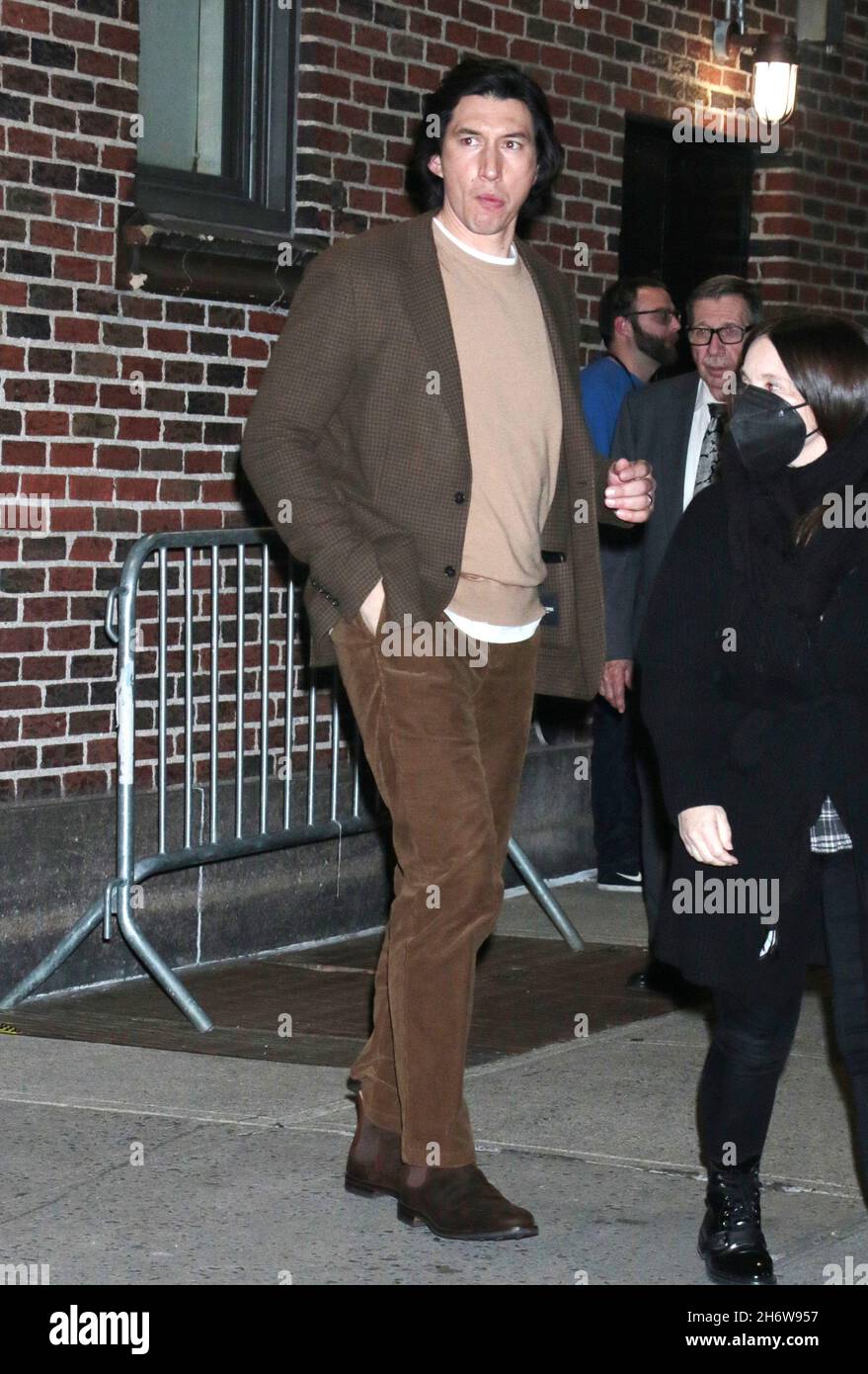 New York, NY, États-Unis.17 novembre 2021.Adam Driver à la fin du spectacle avec Stephen Colbert faisant la promotion de House of Gucci le 17 novembre 2021 à New York crédit: RW/Media Punch/Alamy Live News Banque D'Images