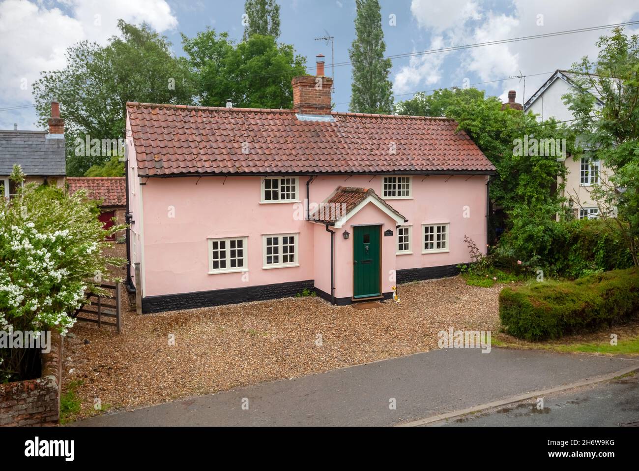 Hargrave, Suffolk, Angleterre - juin 10 2020: Cottage traditionnel anglais capturé à une position légèrement élevée de la route. Banque D'Images