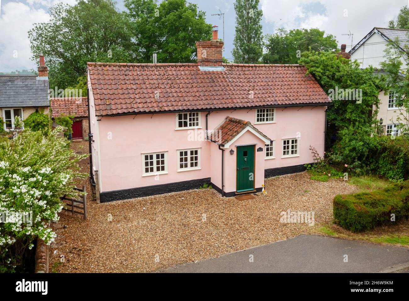 Hargrave, Suffolk, Angleterre - juin 10 2020 : Cottage traditionnel anglais avec toit en tuiles caractéristique capturé à une position légèrement élevée. Banque D'Images