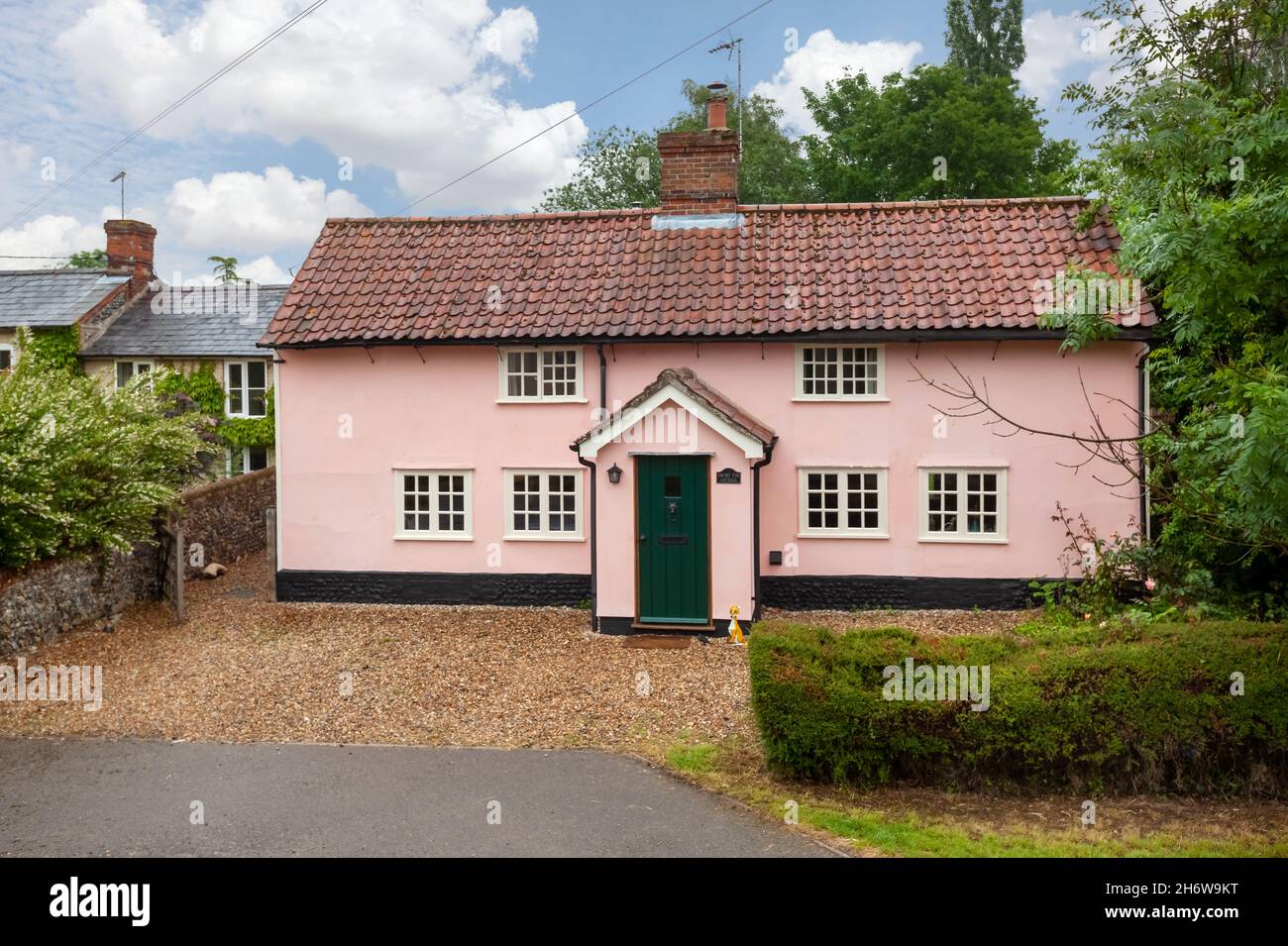 Hargrave, Suffolk, Angleterre - juin 10 2020 : Cottage traditionnel anglais avec toit en tuiles caractéristique capturé à une position légèrement élevée. Banque D'Images