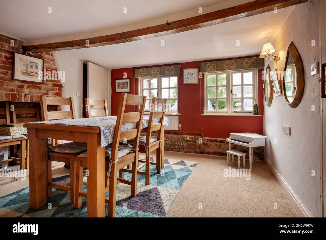 Hargrave, Suffolk, Angleterre - juin 10 2020: Traditionnel anglais Country Cottage salle à manger dominée par table et chaises en chêne Banque D'Images
