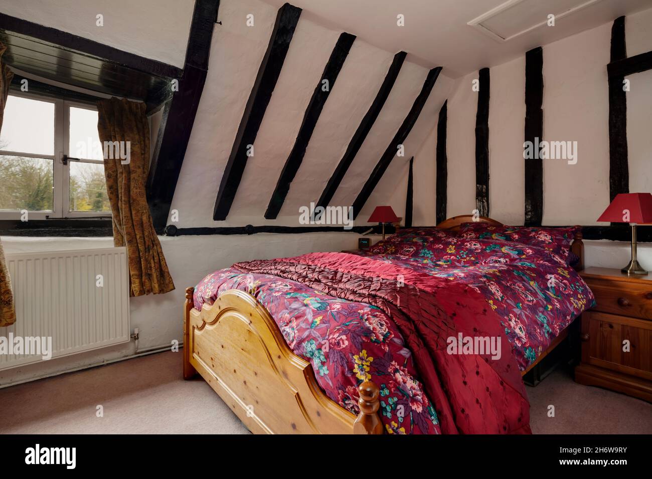 Kedington, Suffolk, novembre 19 2019: Chambre dans un très vieux cottage britannique traditionnel avec une abondance de bois exposés Banque D'Images
