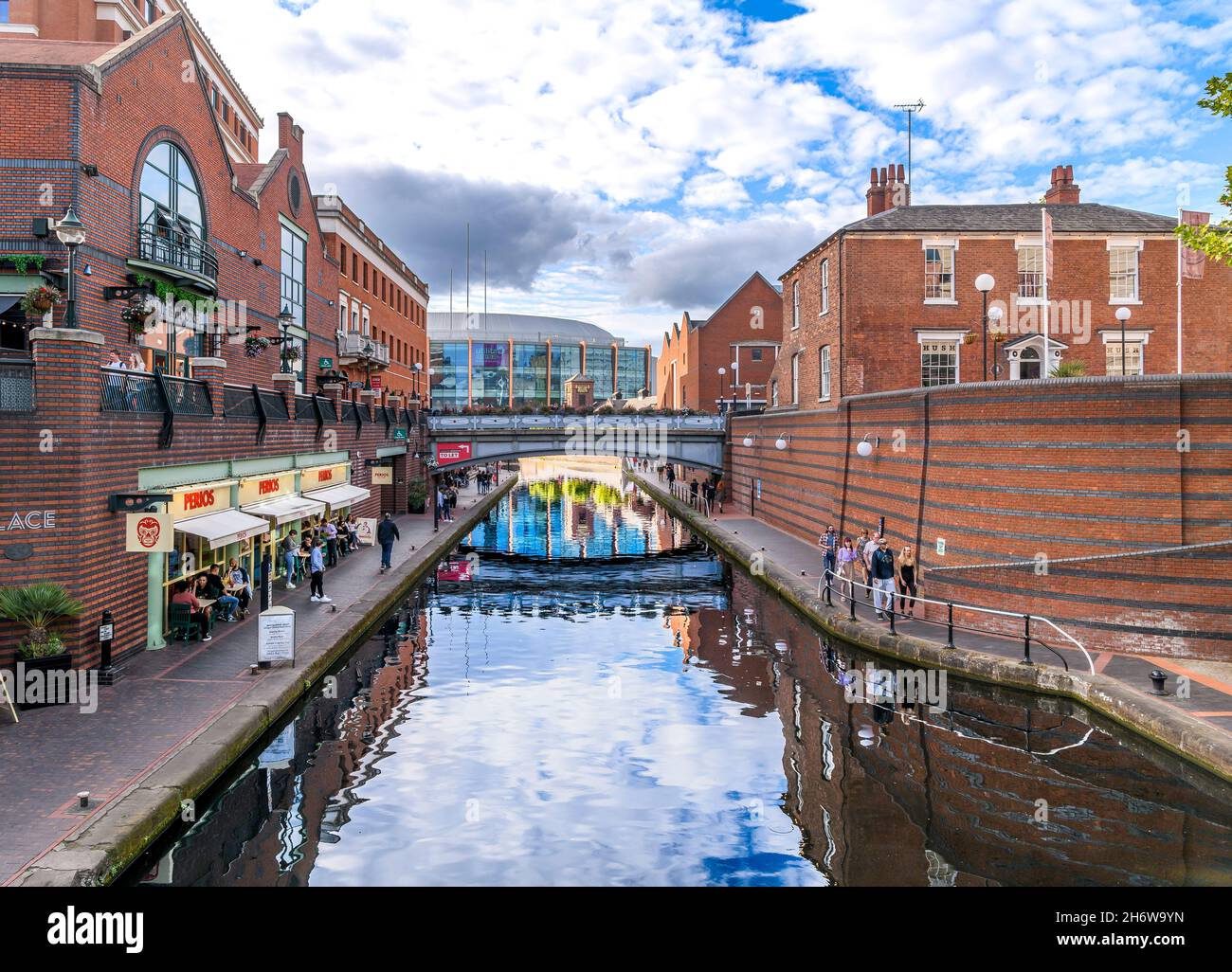 Canal de Birmingham (techniquement la ligne principale des Birmingham Canal Navigations).Avec ses chemins de remorquage et ses ponts, c'est un excellent moyen d'explorer la ville. Banque D'Images