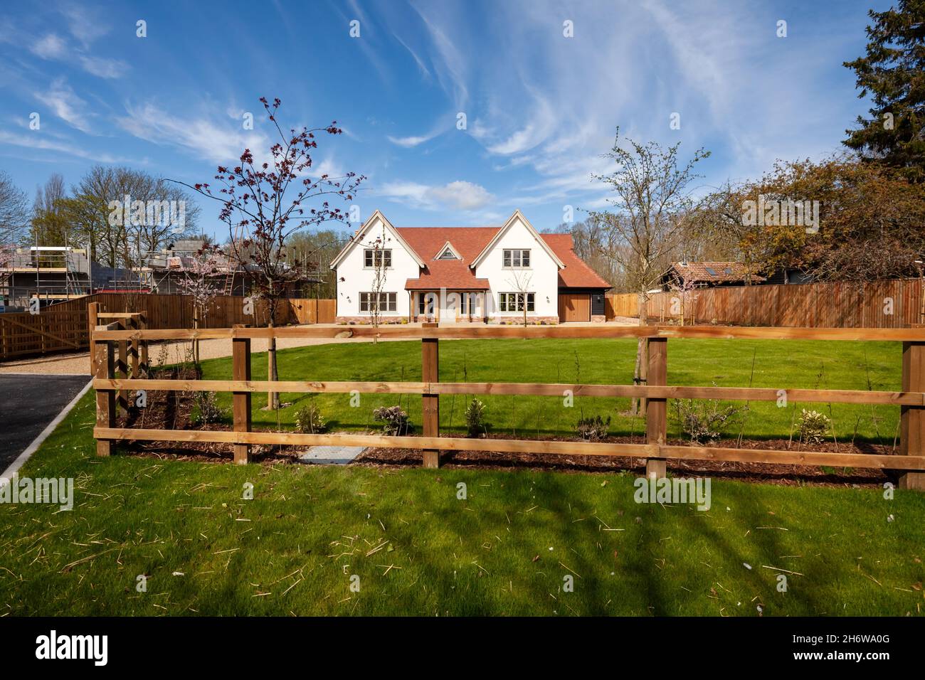 Clafring, Angleterre - avril 6 2020: Maison moderne flambant neuve construite dans un style traditionnel presque achevé et inoccupée avec jardin paysagé Banque D'Images