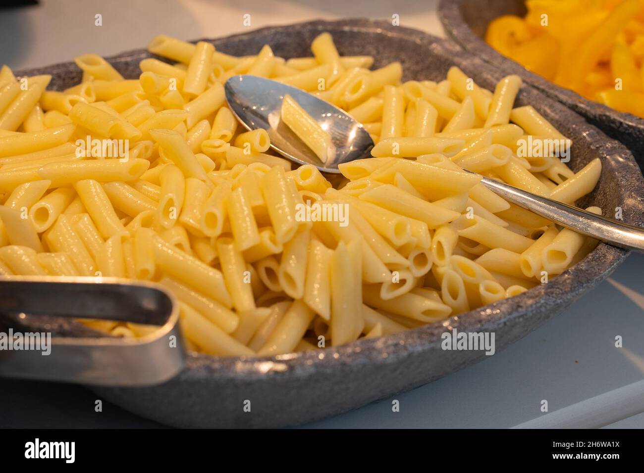 Buffet de nourriture saine au restaurant.Bol de macaroni cuit. Banque D'Images