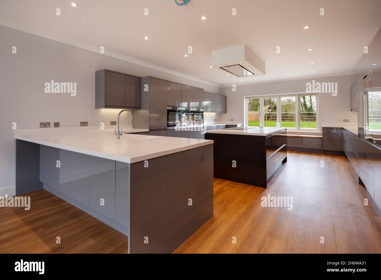 Clafring, Angleterre - avril 6 2020 : nouvel intérieur de cuisine de luxe avec unités de couleur gris brillant, gamme complète d'appareils intégrés Banque D'Images