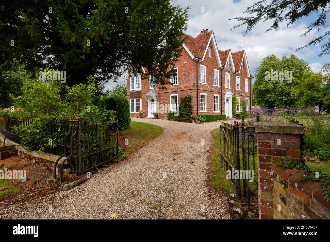 Wimbish, Angleterre - 30 2019 juillet : Wimbish Old Vicarage England vu par les portes d'entrée le long d'une route de gravier prise d'une autoroute publique Banque D'Images
