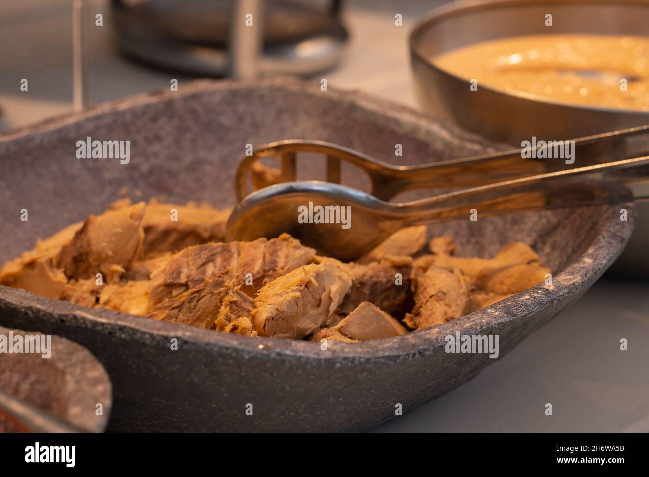 Buffet de nourriture saine au restaurant.Bol avec morceaux de poulet. Banque D'Images