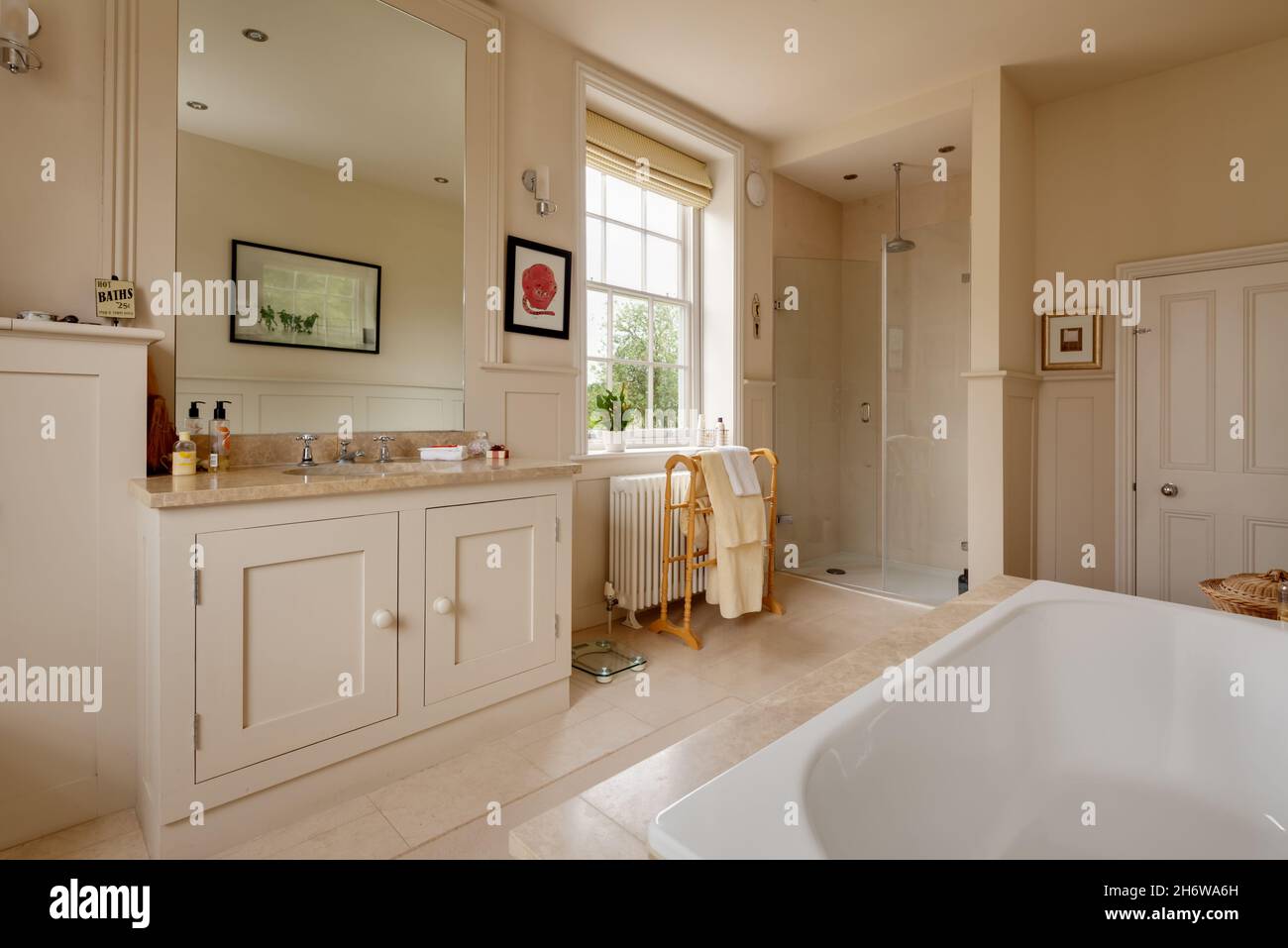 Salle de bain dans maison de campagne anglaise Banque de photographies et  d'images à haute résolution - Alamy