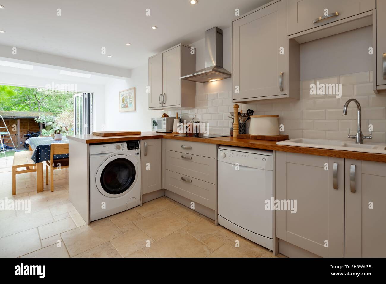Cambridge, Angleterre - août 15 2019 : cuisine réaménagée avec appareils intégrés dans la maison britannique de l'époque victorienne avec coin repas en arrière-plan Banque D'Images