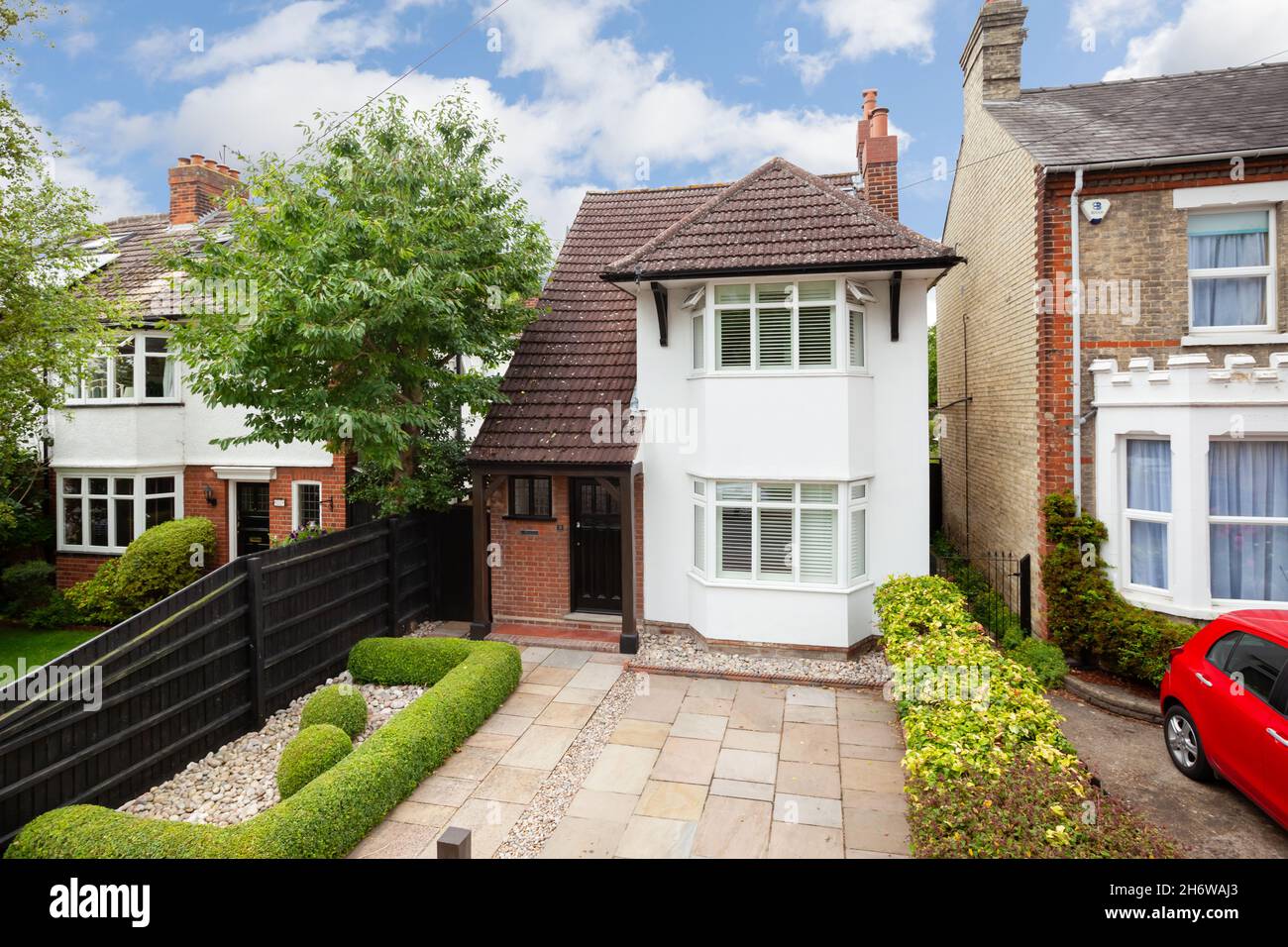 Cambridge, Angleterre - juillet 31 2019 : vue imprenable sur la maison britannique traditionnelle avec vue sur la baie et entrée de garage depuis l'autoroute publique Banque D'Images