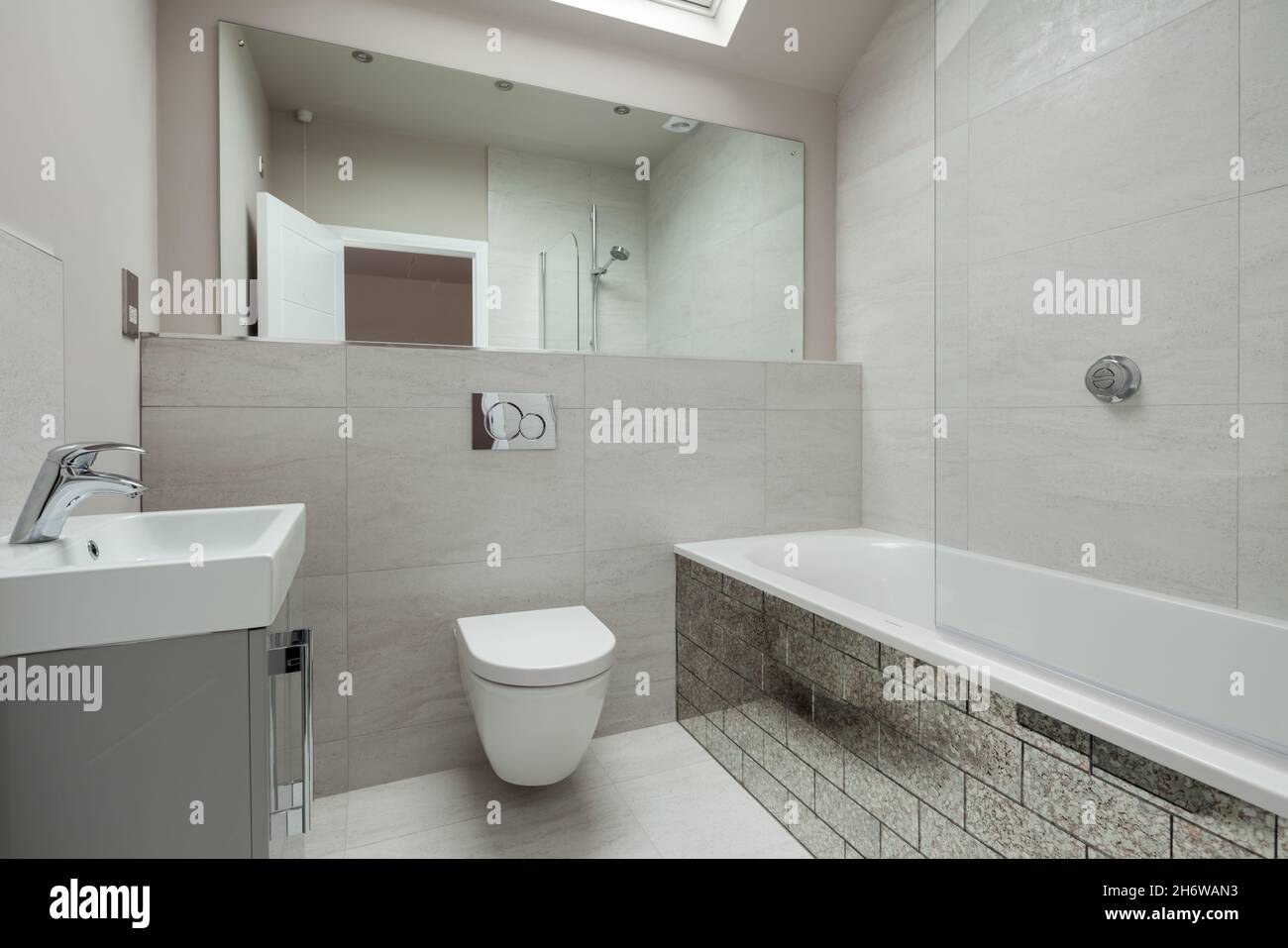 Cambridge, Angleterre - août 16 2019: Moderne refaite salle de bain luxueuse suite dans la maison britannique rénovée et vacante Banque D'Images