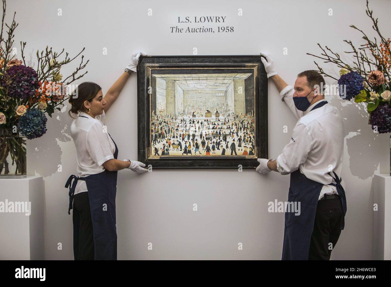 Londres UK 18 novembre 2021 Laurence Stephen Lowry, The Auction est 1200,000-1800,000.Sotheby’s célèbre l’art moderne en Grande-Bretagne et en Irlande.Bien dirigé par L.S.La seule représentation jamais faite par Lowry de « The Auction », la série de ventes modernes britanniques, irlandaises et écossaises présentera des œuvres des plus grands artistes de Grande-Bretagne et d’Irlande, dont Henry Moore, Sir Winston Churchill.Paul Quezada-Neiman/Alay Live News Banque D'Images