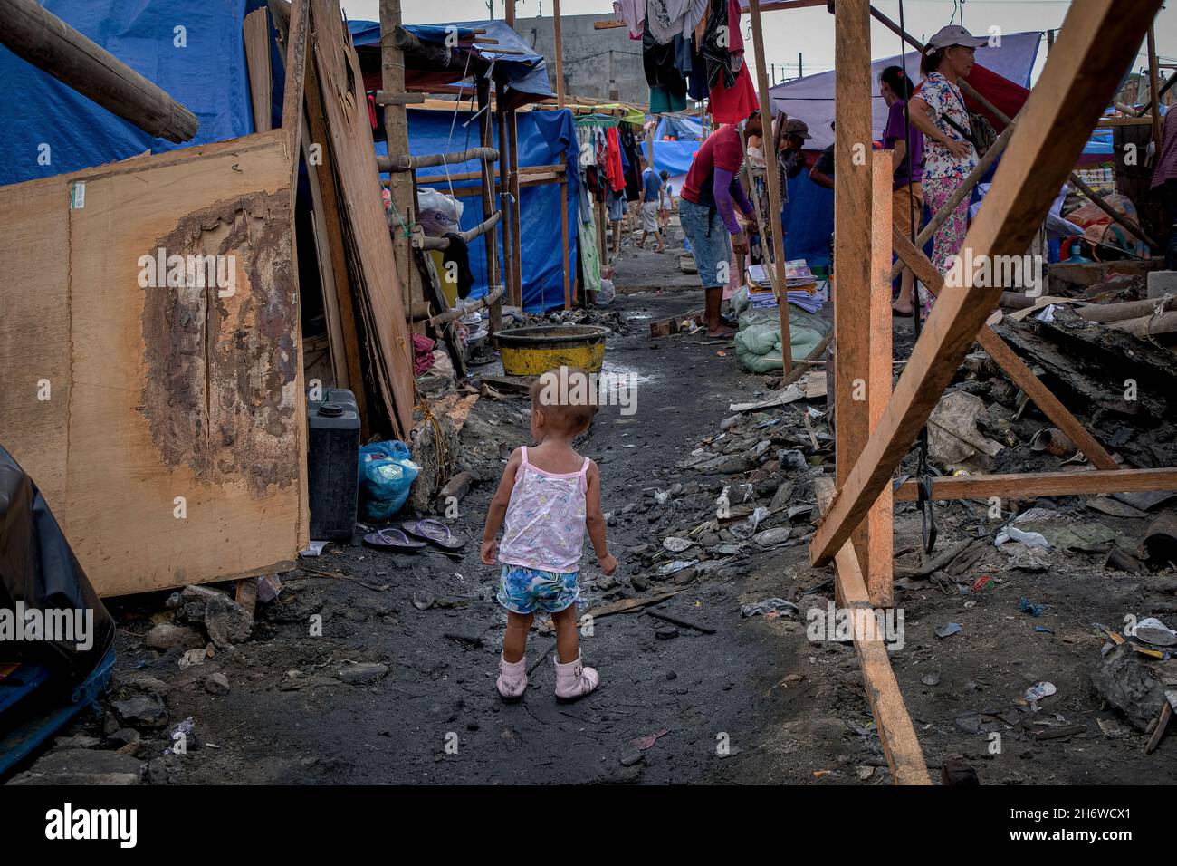 Zone brûlée à Manille, Philippines.On estime que 800 familles, dont 2,000 ont été touchées, se trouvent dans la zone d'incendie. Banque D'Images