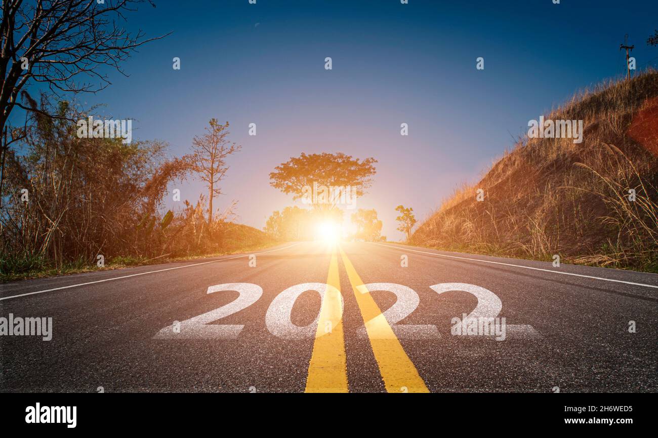2022 écrit sur la route.Route asphaltée vide et magnifique ciel de lever de soleil.Concept de but et de défi pour la vision nouvelle année 2022. Banque D'Images