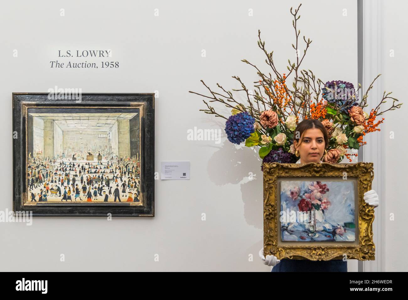 Londres, Royaume-Uni.18 novembre 2021.LS Lowry, The Auction, est £1.2-1.8m avec Samuel John Peploe, STILL Life of Pink and Red rosiers in a vase, est £150,000-250,000 - Aperçu pour la vente britannique et irlandaise moderne à Sotheby's London.La vente aura lieu le 23 novembre.Crédit : Guy Bell/Alay Live News Banque D'Images