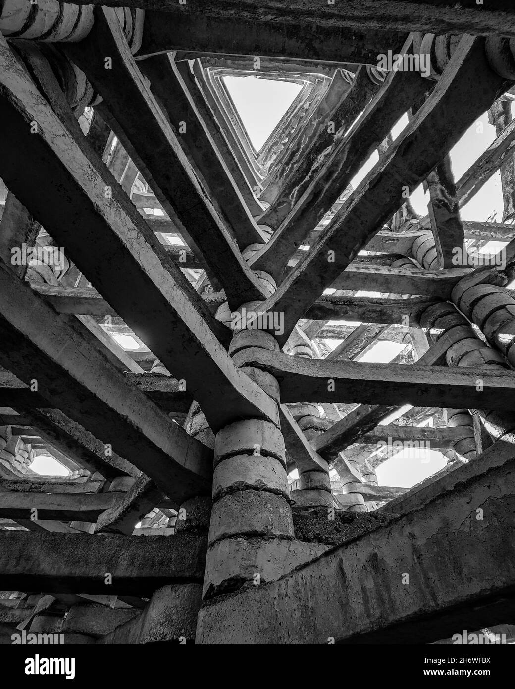 Photo à angle bas d'un bâtiment abstrait abandonné situé à Areni, Vayots Dzor, Arménie Banque D'Images
