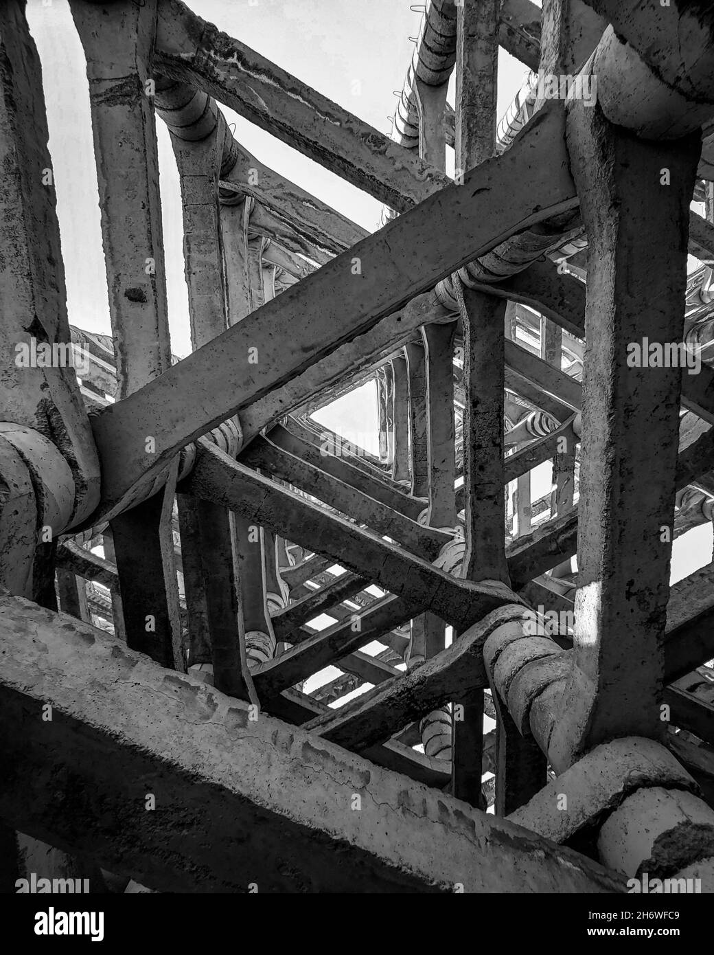 Photo à angle bas d'un bâtiment abstrait abandonné situé à Areni, Vayots Dzor, Arménie Banque D'Images