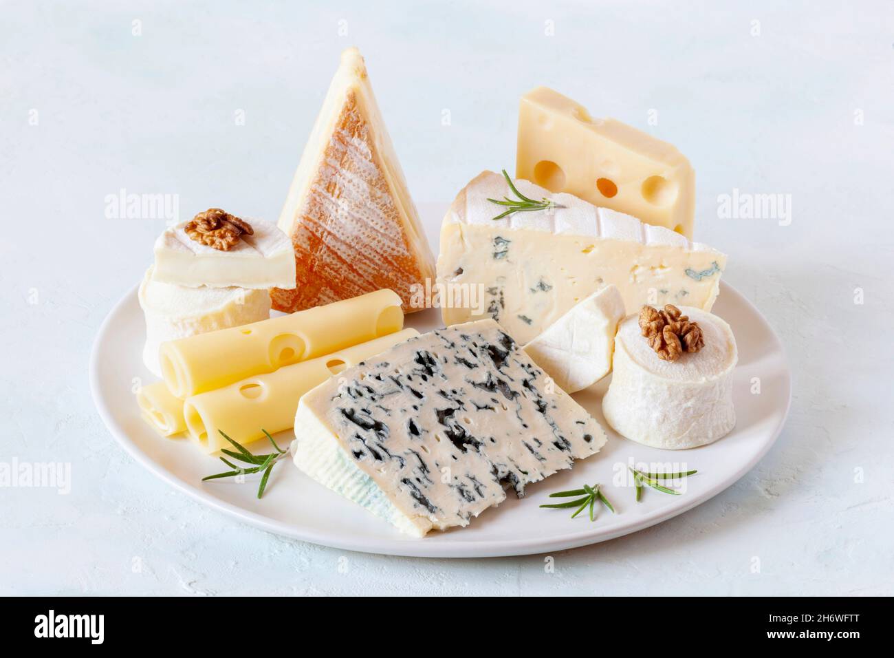 assiette de fromages avec différents types de fromages français sur fond blanc Banque D'Images