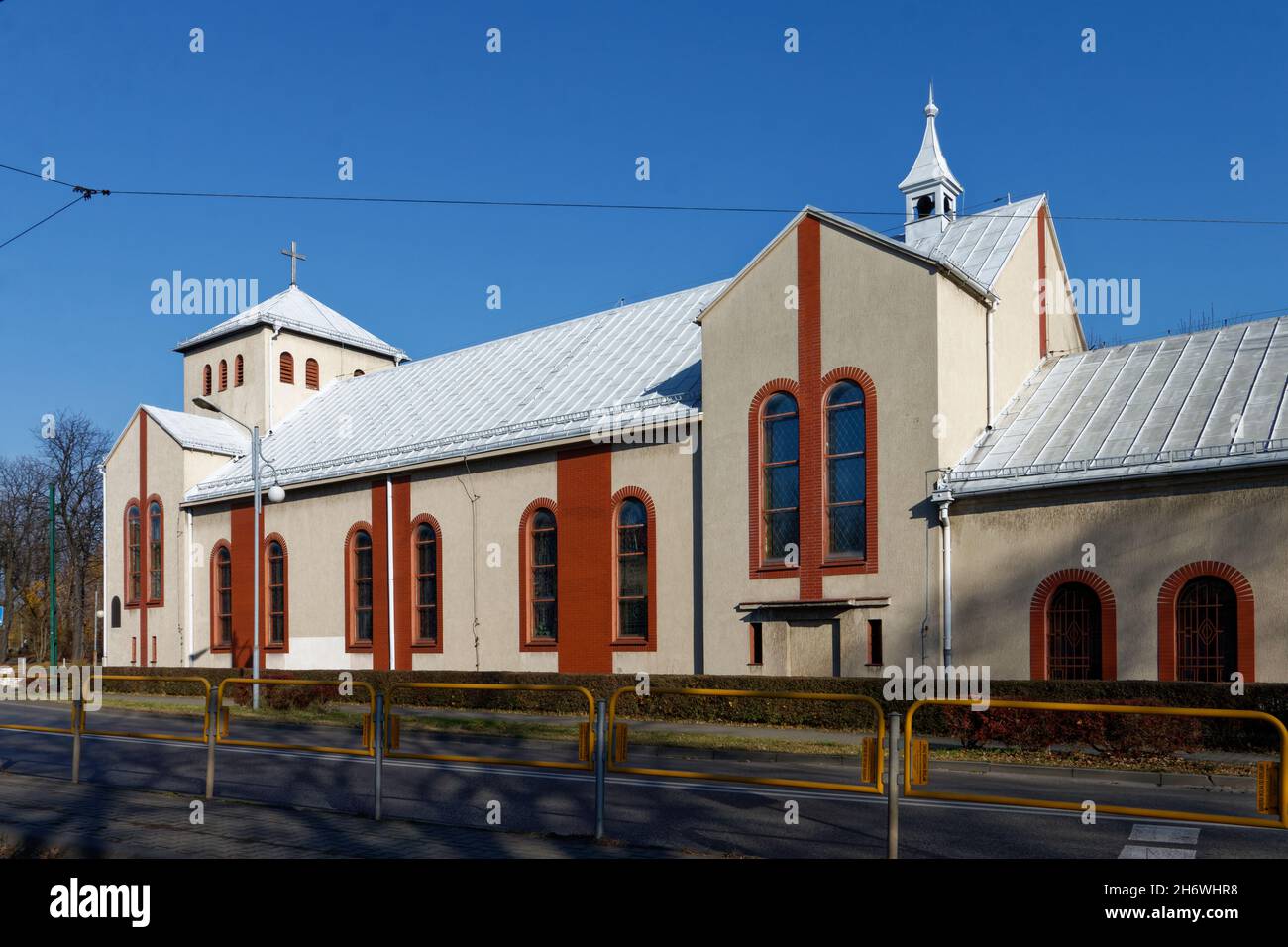 Église moderne à Katowice (SL), un jour d'automne ensoleillé. Banque D'Images