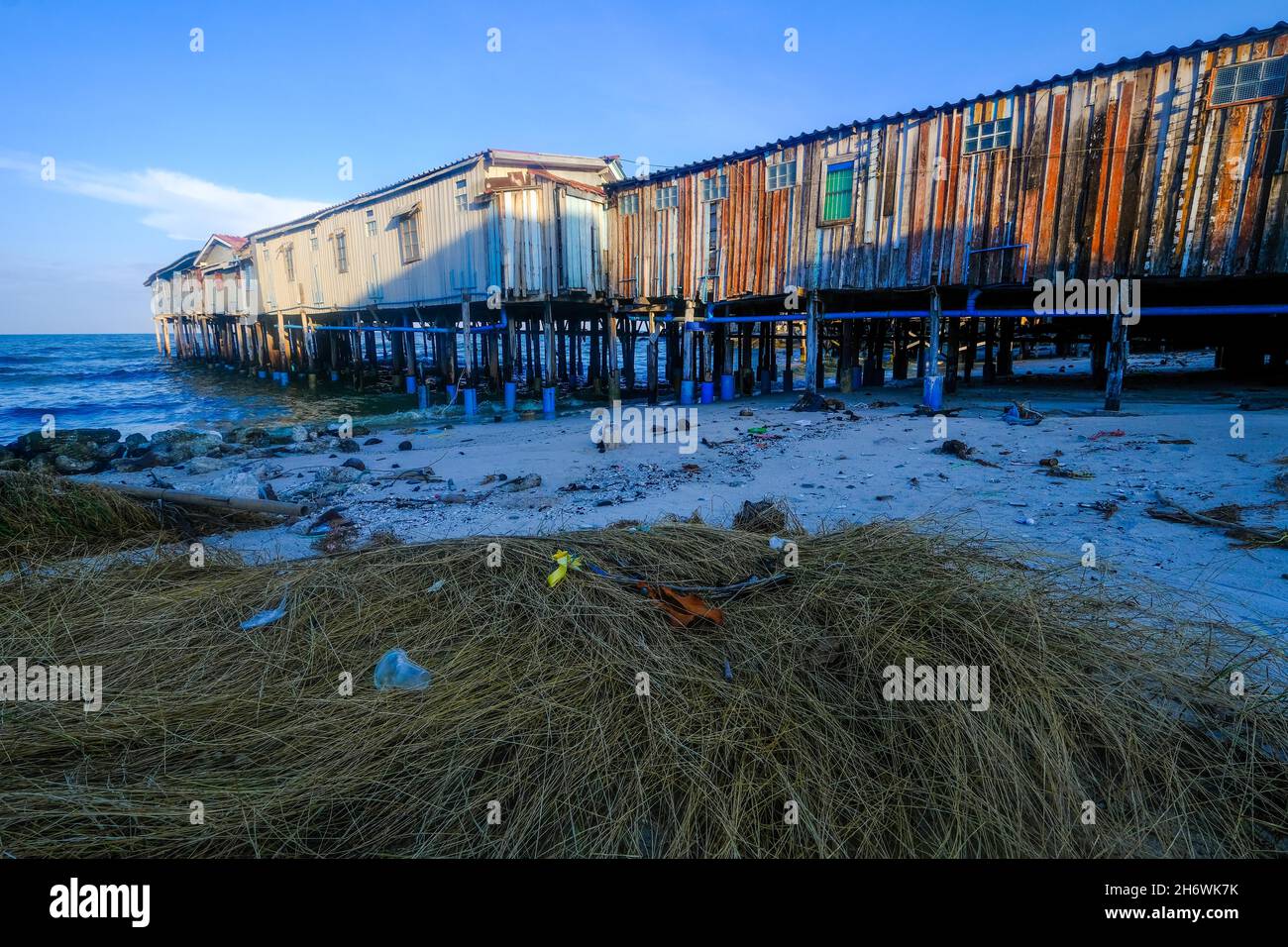 Un vieux quai en bois coloré dépasse dans la mer à Hua Hin, en Thaïlande. Banque D'Images