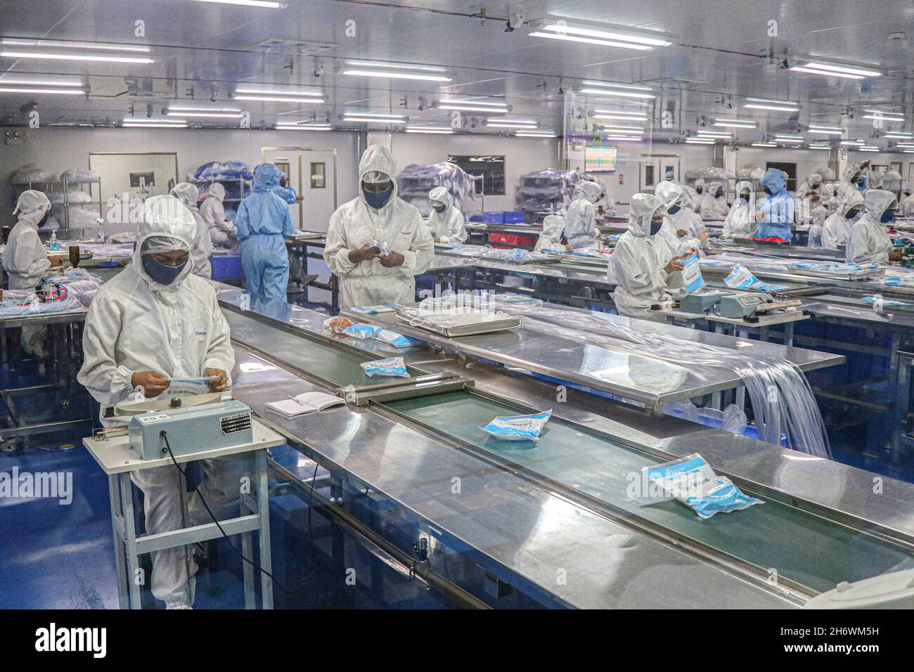 Les employés portant des équipements de protection individuelle travaillent à l'usine de produits d'équipements médicaux Flexicare à Bandaragama.(Photo de Saman Abesiriwardana/Pacific Press) Banque D'Images