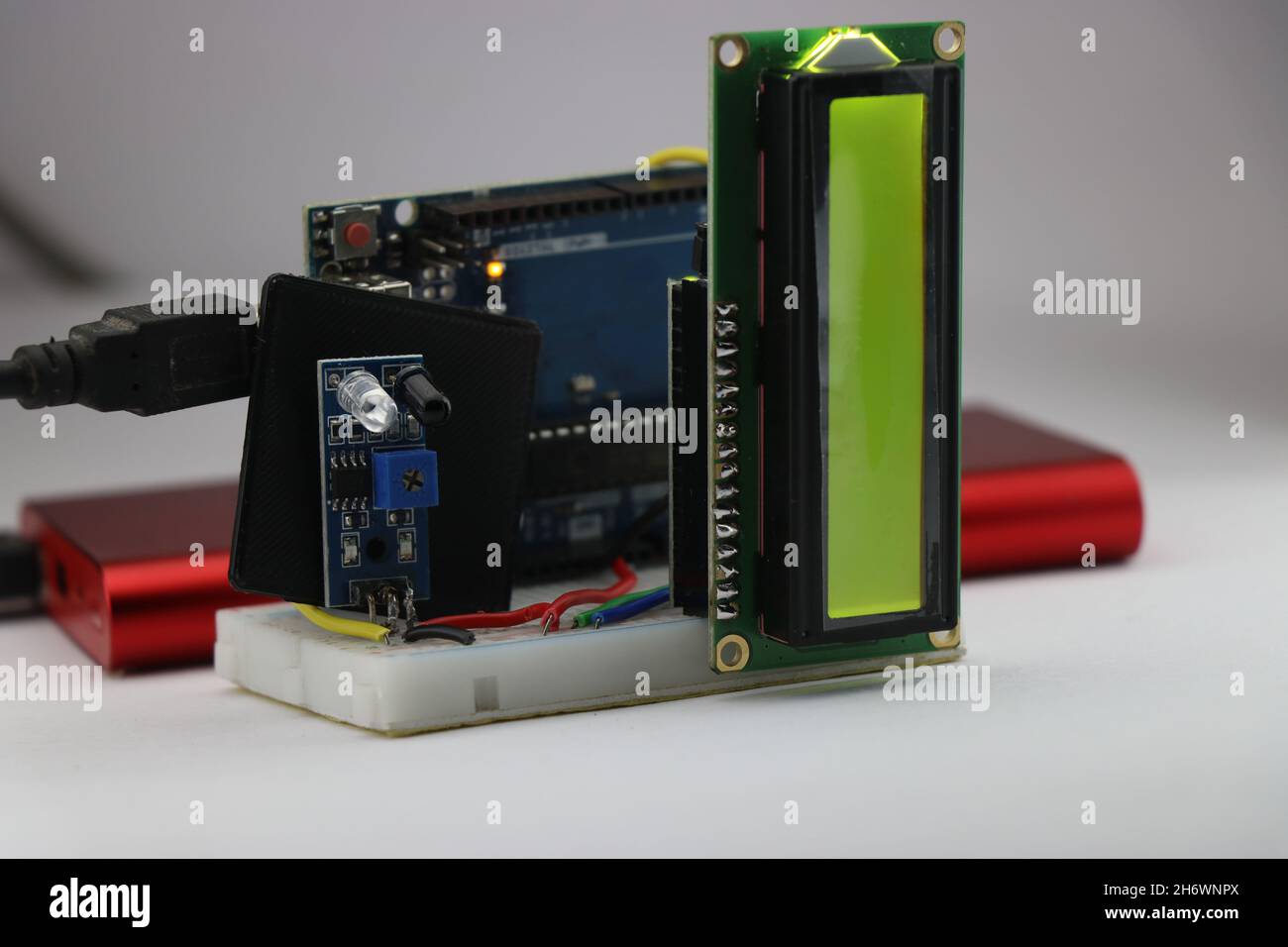 Tachymètre fabriqué à l'aide d'un microcontrôleur Arduino, d'un module LCD et d'un module de capteur infrarouge isolé sur du blanc Banque D'Images