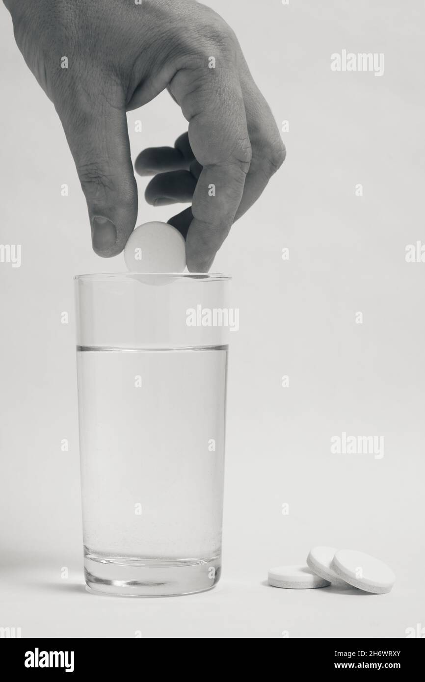Personnes et met une tablette dans un verre d'eau clair.photo noir et blanc Banque D'Images