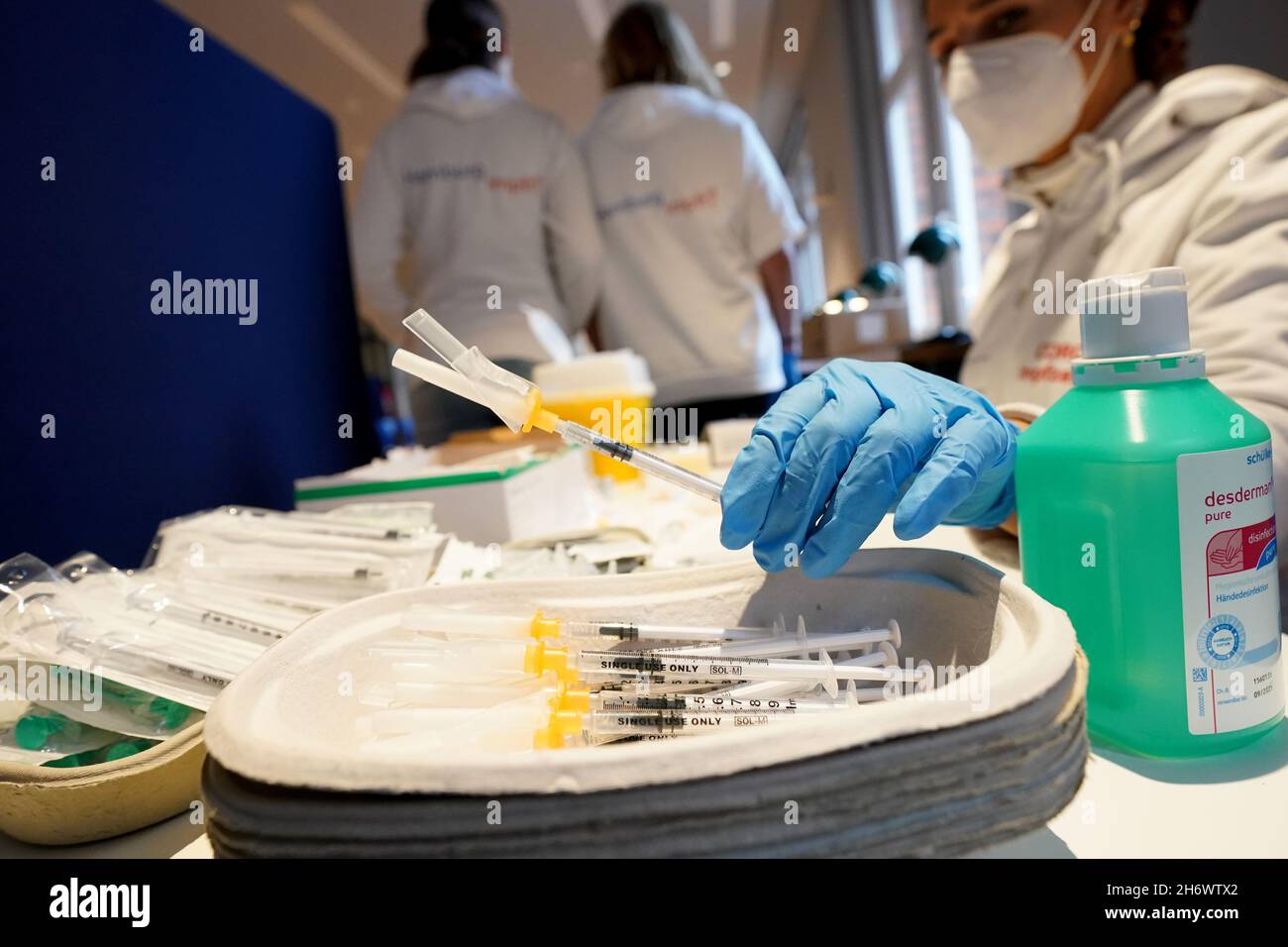 18 novembre 2021, Hambourg : un membre de l'équipe mobile de vaccination prépare les seringues de vaccination lors d'une campagne de vaccination à la Bibliothèque centrale de Hambourg.Lors d'une campagne de vaccination dans la bibliothèque centrale de la Bücherhallen dans le centre-ville, plusieurs centaines de personnes ont fait la queue vers midi.La file d'attente s'étendait sur la piste à environ 200 mètres dans une petite rue.(À dpa 'longue file d'attente à l'action de vaccination dans les salles de livres de Hambourg') photo: Marcus Brandt/dpa Banque D'Images