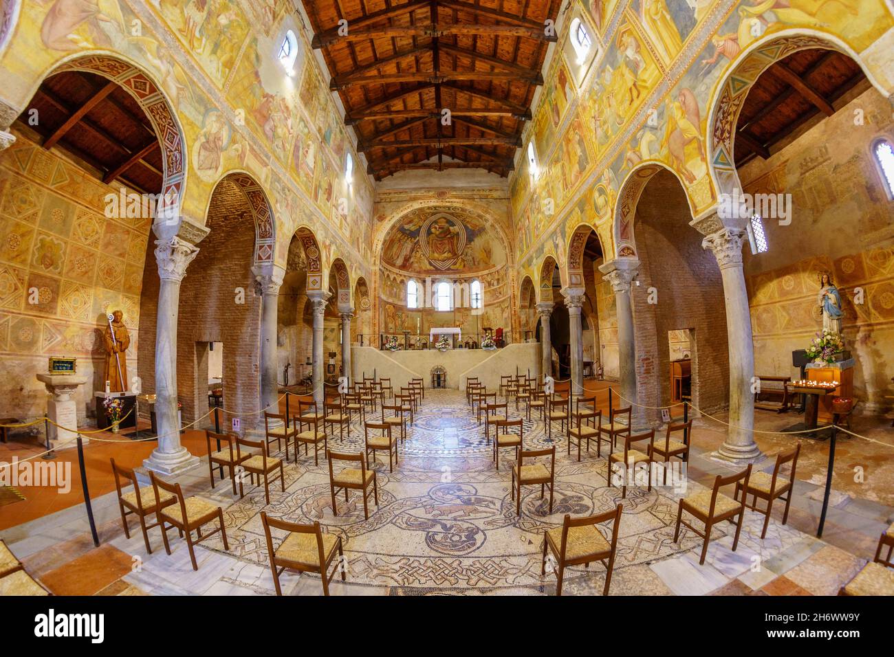 Intérieur de l'abbaye de Pomposa, Codigoro, Italie Banque D'Images
