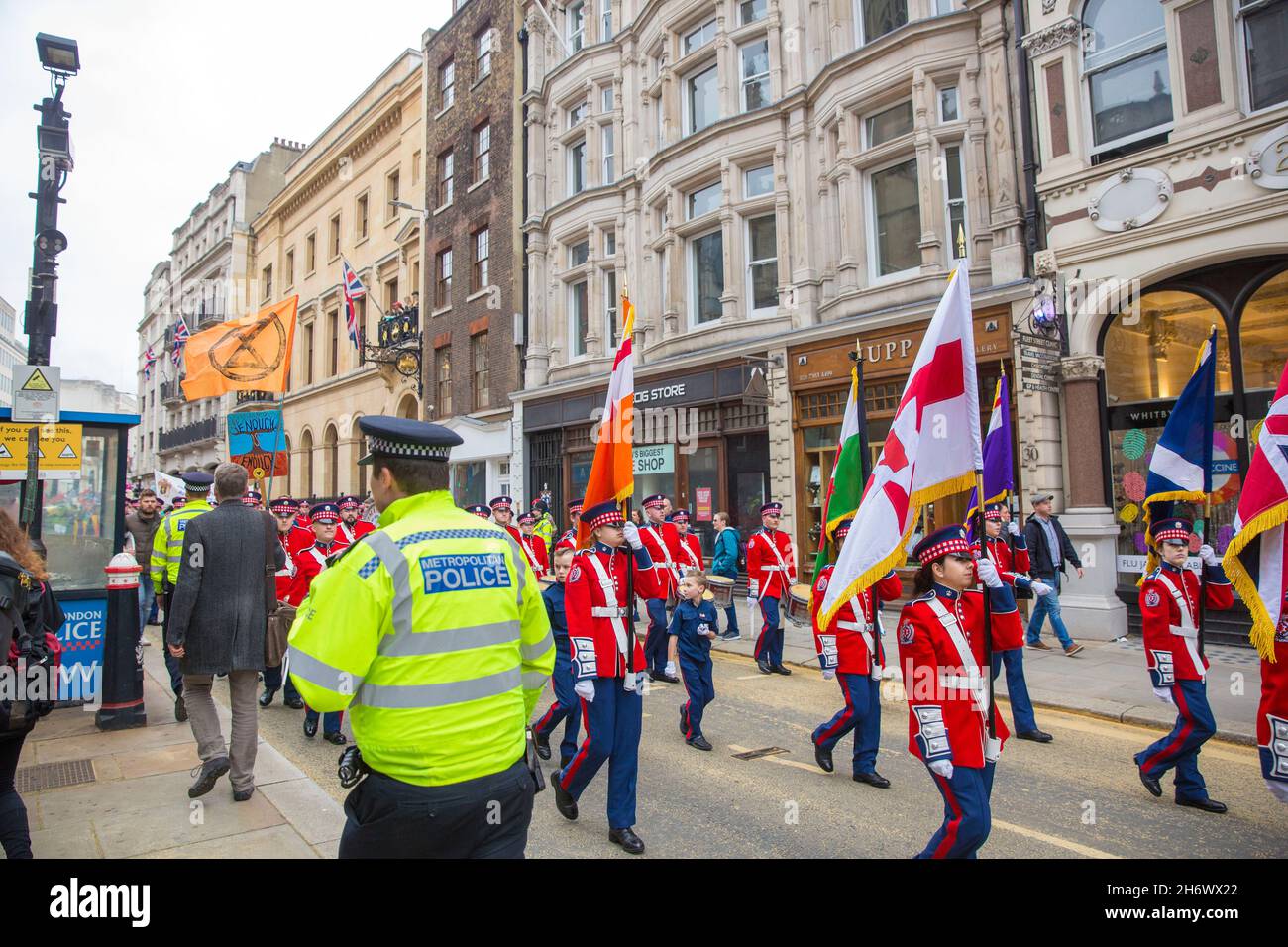 Les activistes du climat défilent devant la procession du Lord Mayor's Show pendant l'extinction Rebellion's Rise et Rebel March dans la City de Londres. Banque D'Images