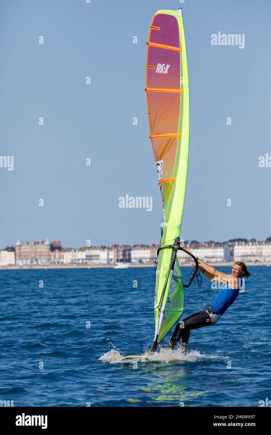 Tom Squires lors d'une session de formation sur la planche à voile RS:X le 21 juillet 2020 à Portland, Dorset au Royaume-Uni.Photo de Sam Mellish Banque D'Images