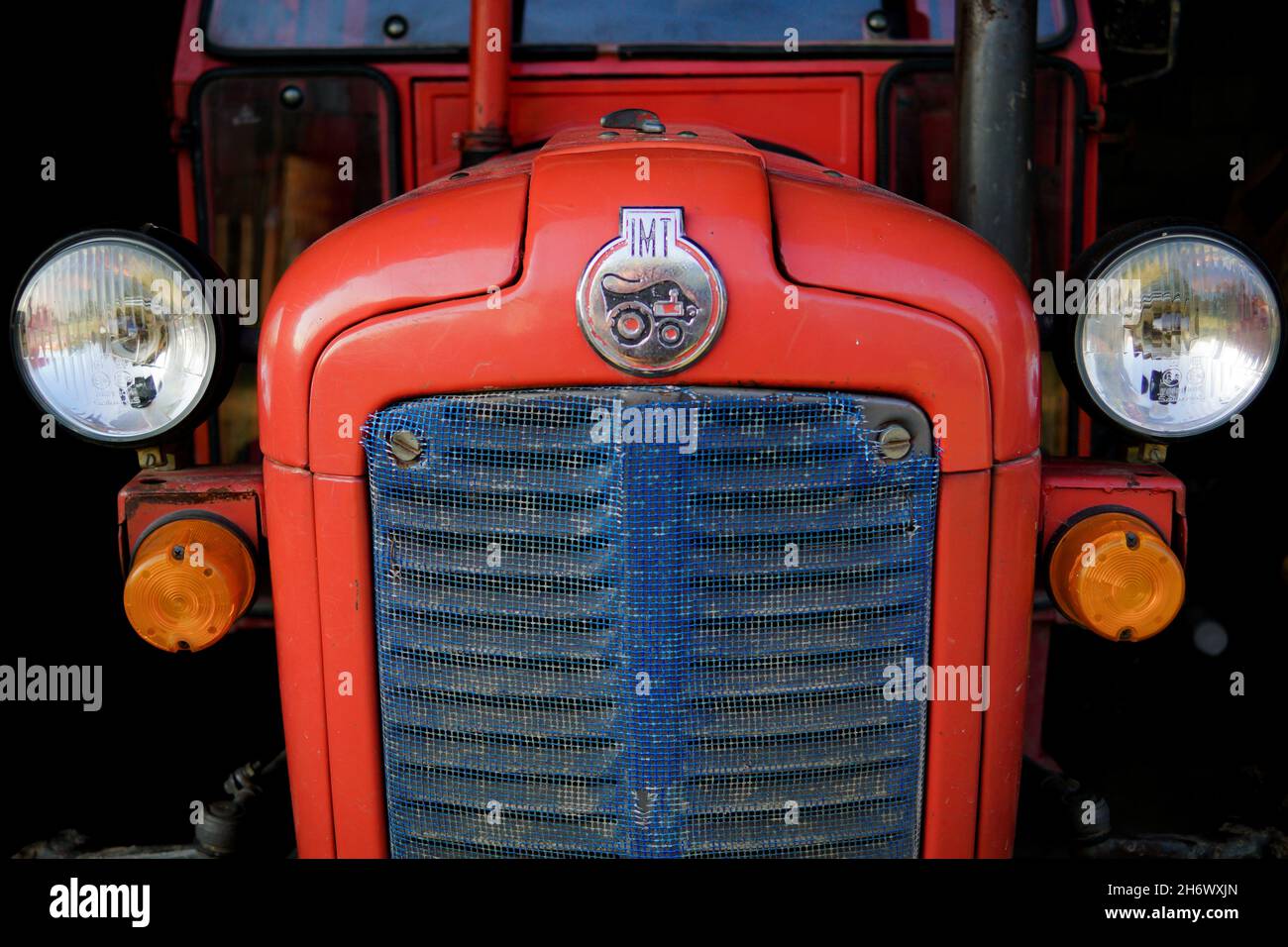 MODRI, BOSNIE-HERZÉGOVINE - 21 juillet 2021 : gros plan d'une partie avant d'un camion IMT rouge - parfait pour un arrière-plan Banque D'Images