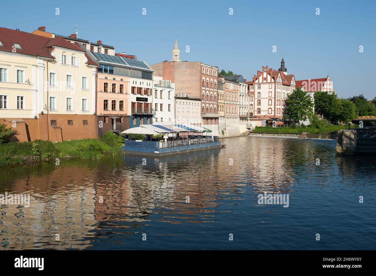 Le canal de Młynówka (petite Venise) à Opole, en Pologne Banque D'Images