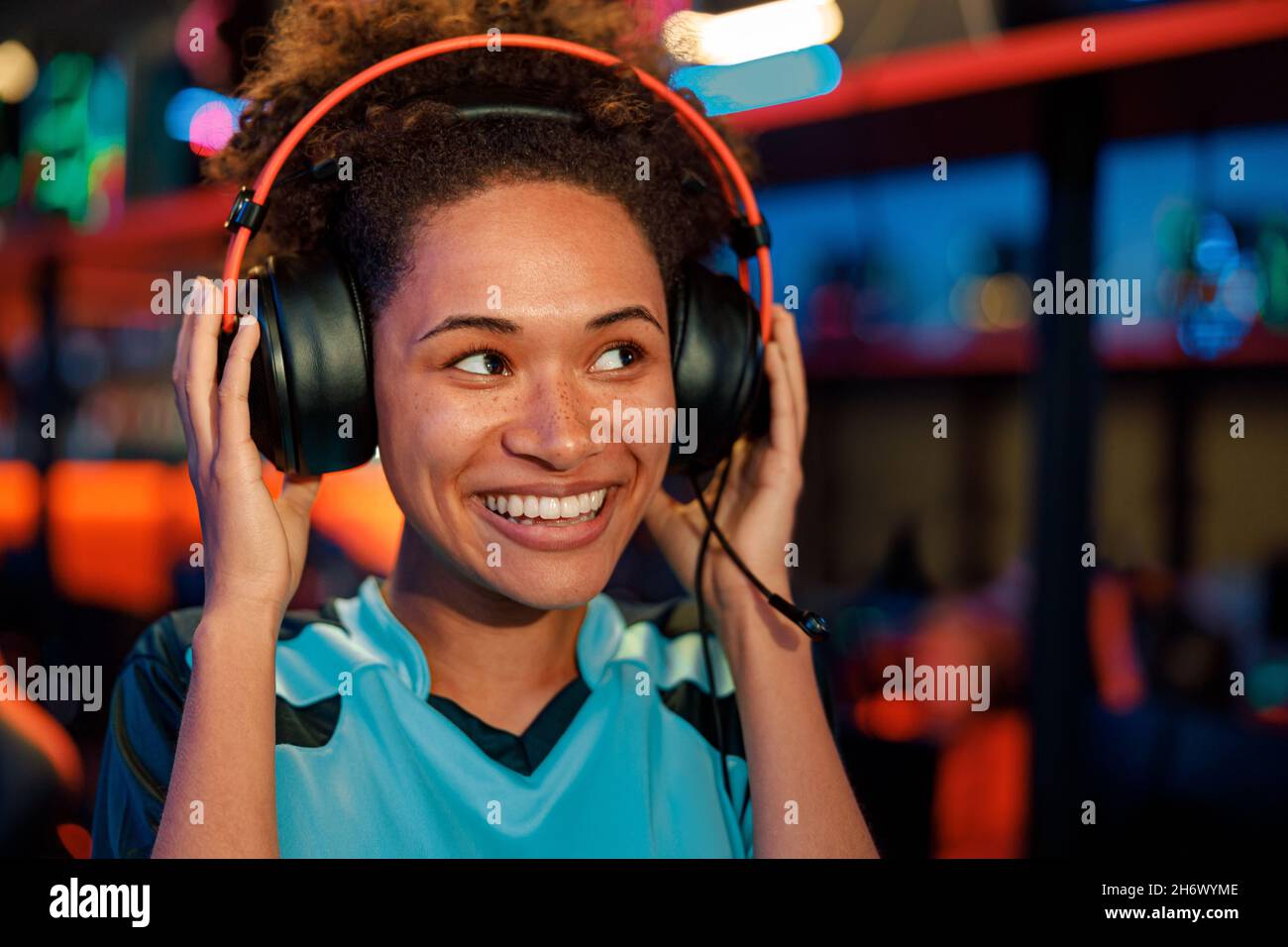 Une femme jouant de bonne humeur après un tournoi dans un club de jeu Banque D'Images